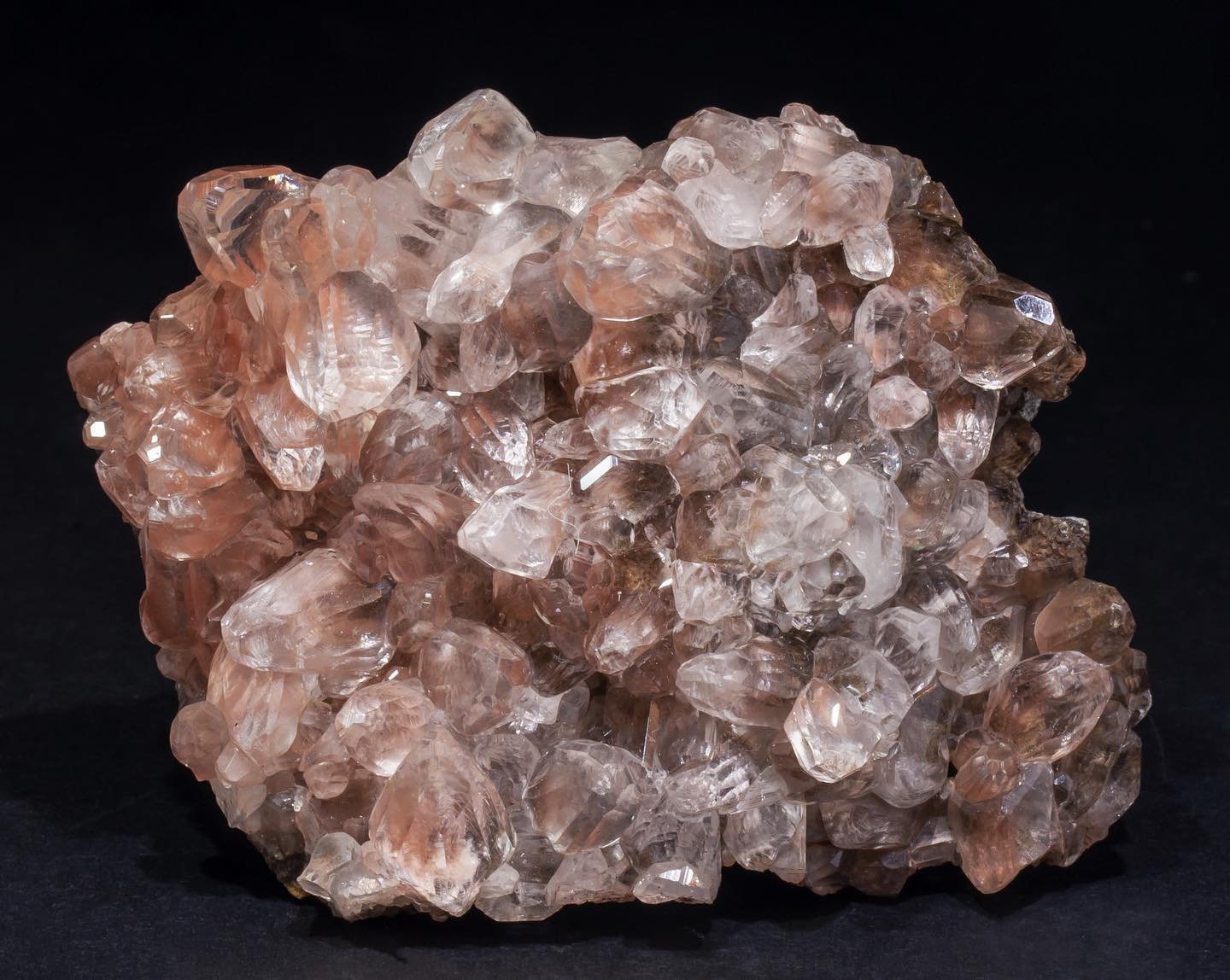 Calcite with Hematite inclusions
Specimen size: 7.9 × 6.2 × 2.7 cm / main crystal size: 1.7 × 1 cm
(Autor: Jordi Fabre)