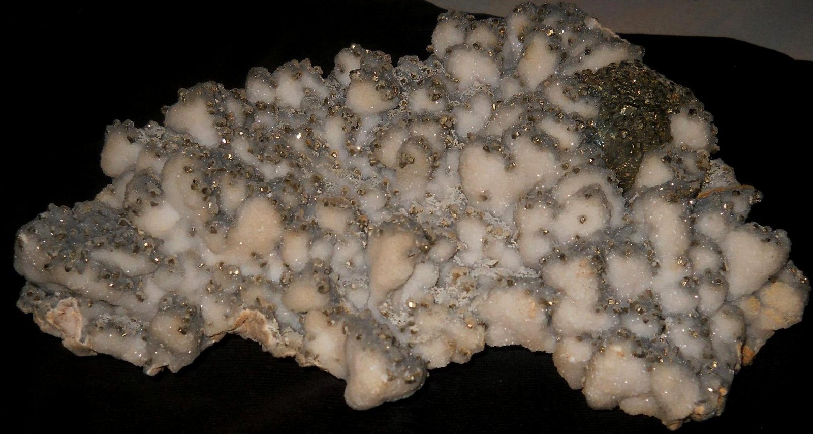 Calcite with chalcopyrite
30 x 20 cm
(Autor: Deyu)