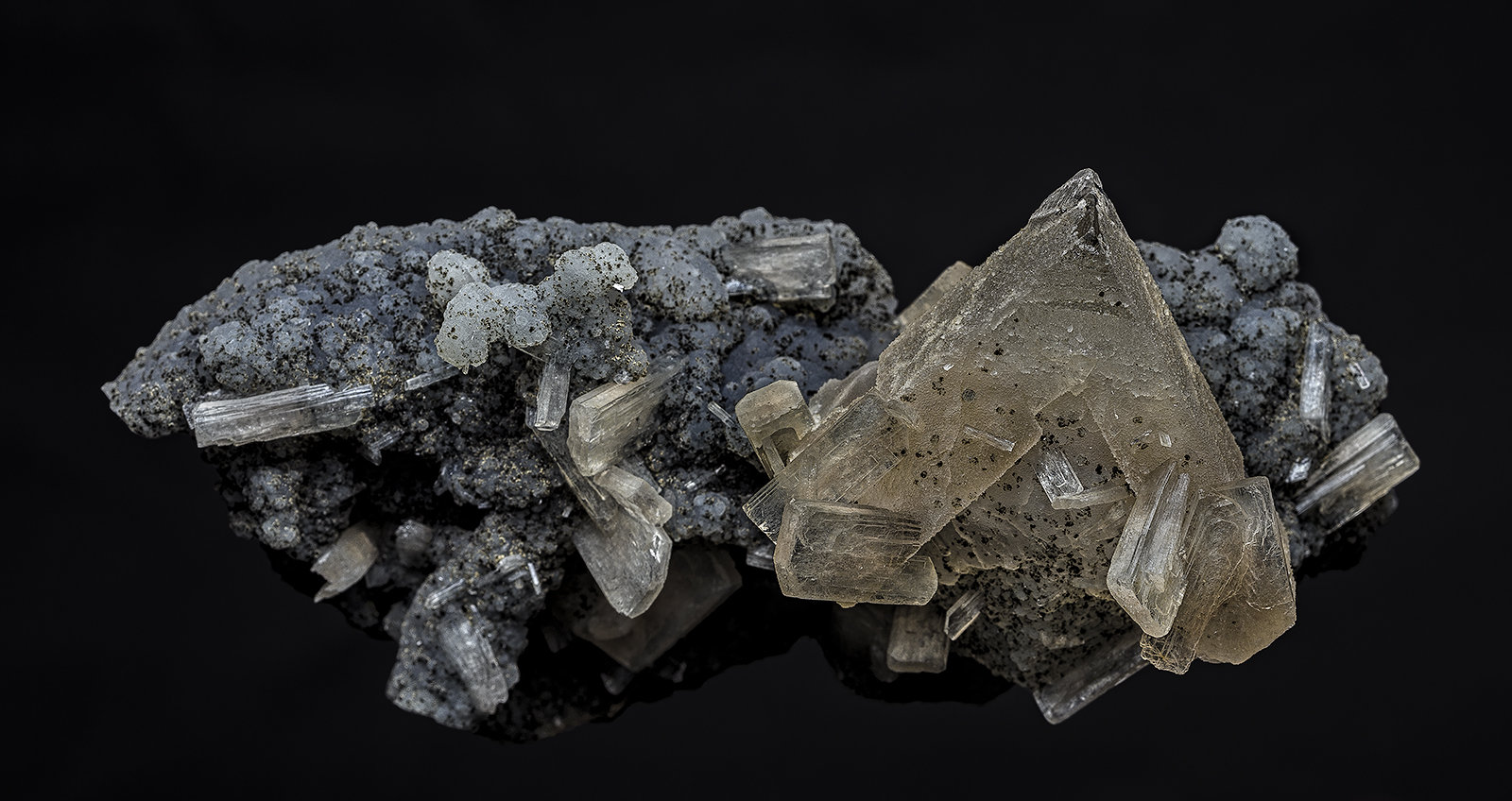 Calcite, Stilbite-Ca, Quartz
10.2 x 4.5 cm
(Autor: am mizunaka)