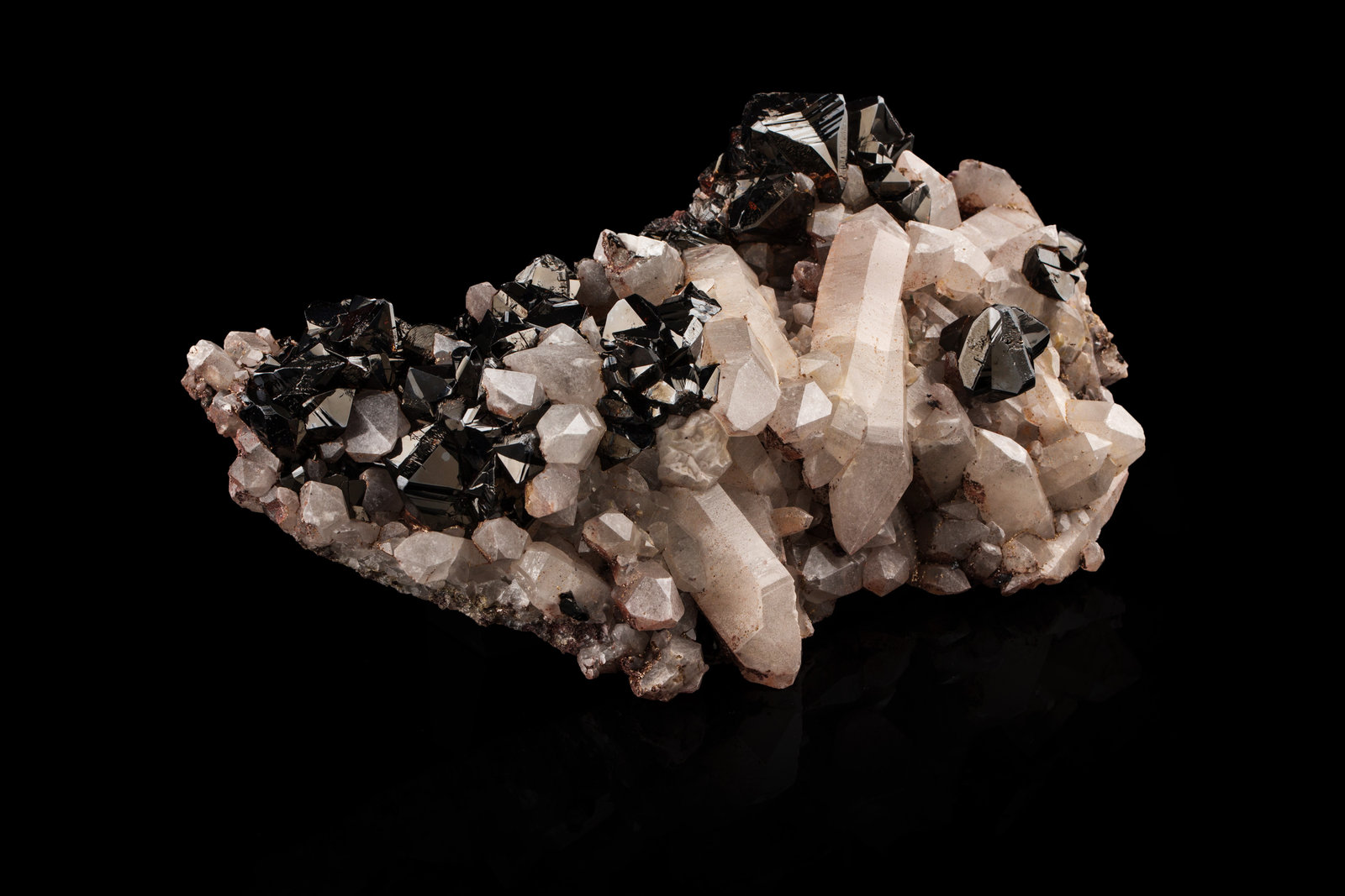 Cassiterite
23,5 x 13,0 x 6,0 cm
(Autor: MIM Museum)