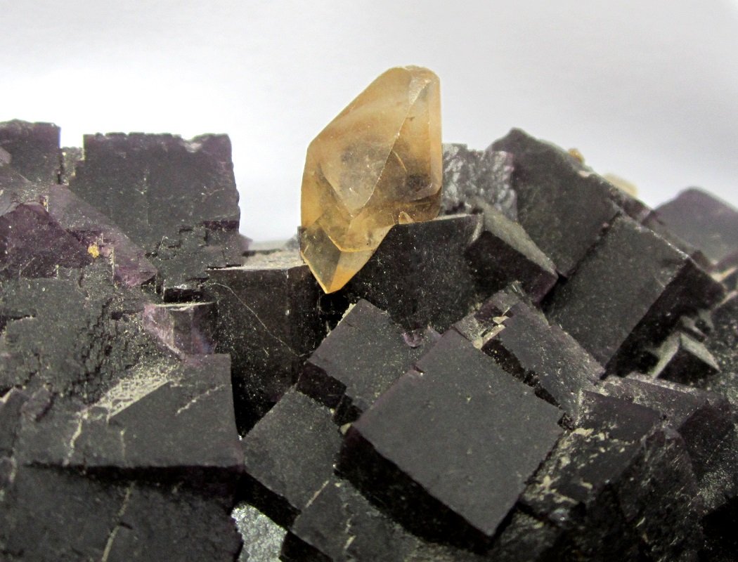 Fluorite, Calcite
Calcite crystal 2 cm
(Autor: Tobi)