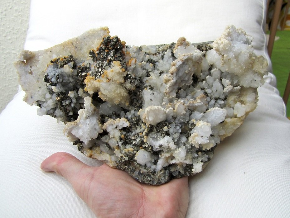 Quartz, Pyrite, Dolomite, Calcite
Specimen size 25 cm
(Autor: Tobi)