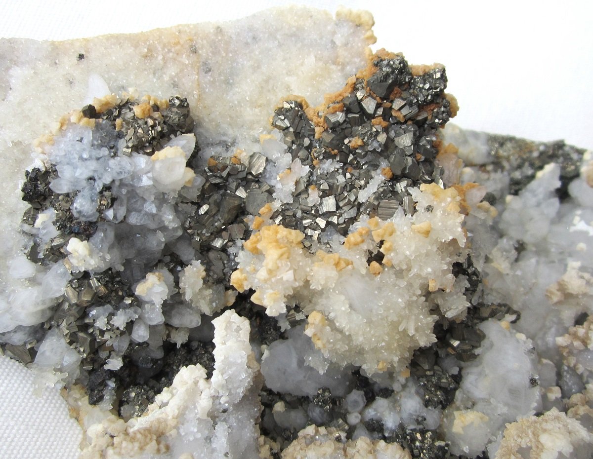 Quartz, Pyrite, Dolomite, Calcite
FOV 12 cm
(Autor: Tobi)