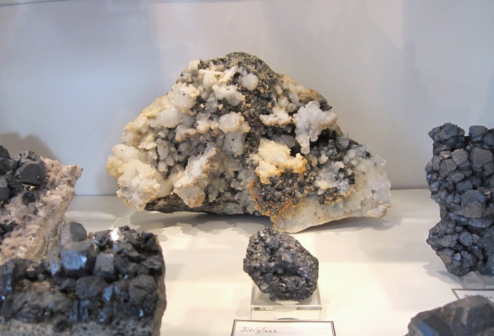 Quartz, Pyrite, Dolomite, Calcite
Specimen size 25 cm
(Autor: Tobi)