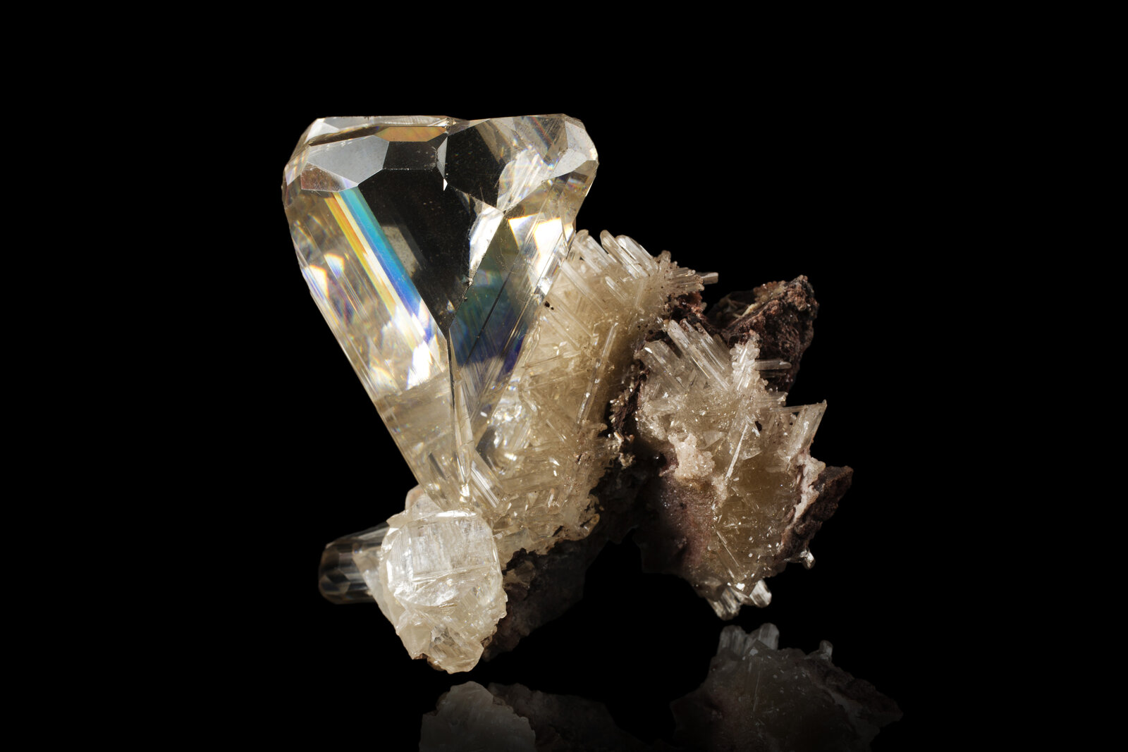 Cerussite
Kombat Mine, Kombat, Grootfontein District, Otjozondjupa Region, Namibia
7.5 x 7.5 x 10.5 cm / main crystal: 5 cm
(Autor: MIM Museum)