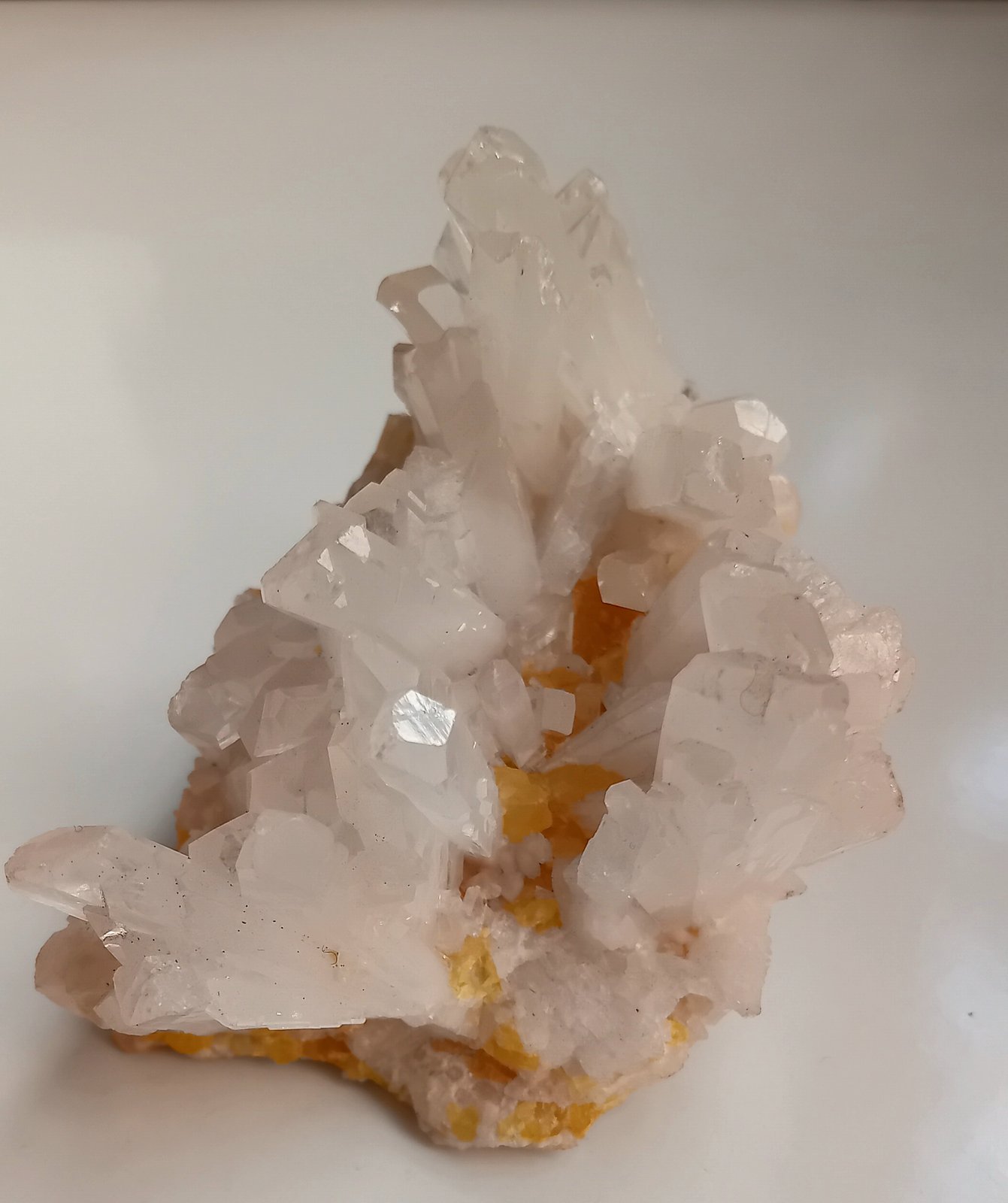Celestine and Sulphur on Calcite
8x7x5.5 cm
(Autor: mineralenzo)