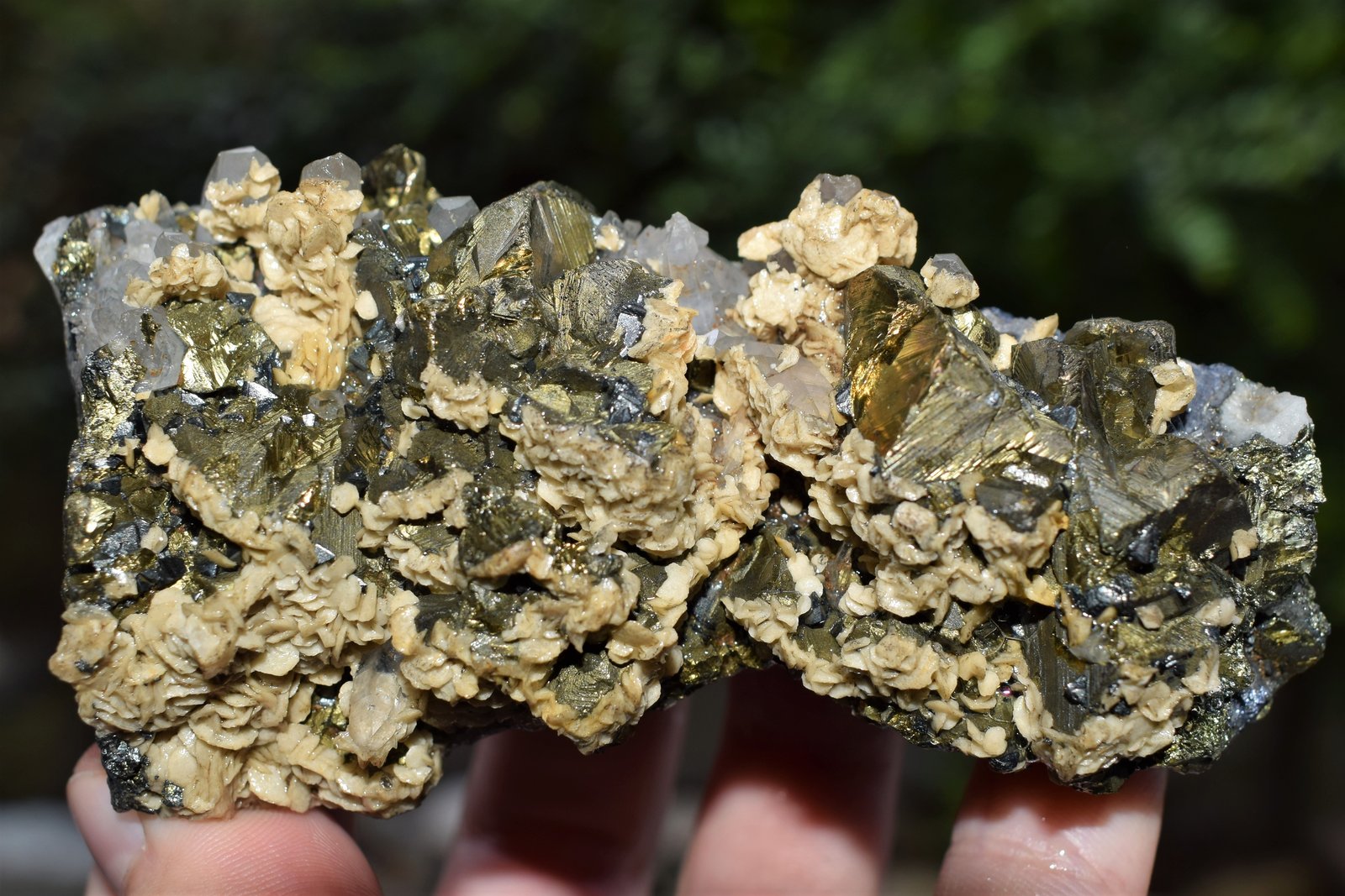 Chalcopyrite, Quartz, Calcite, Freibergite
(Autor: Deyu)