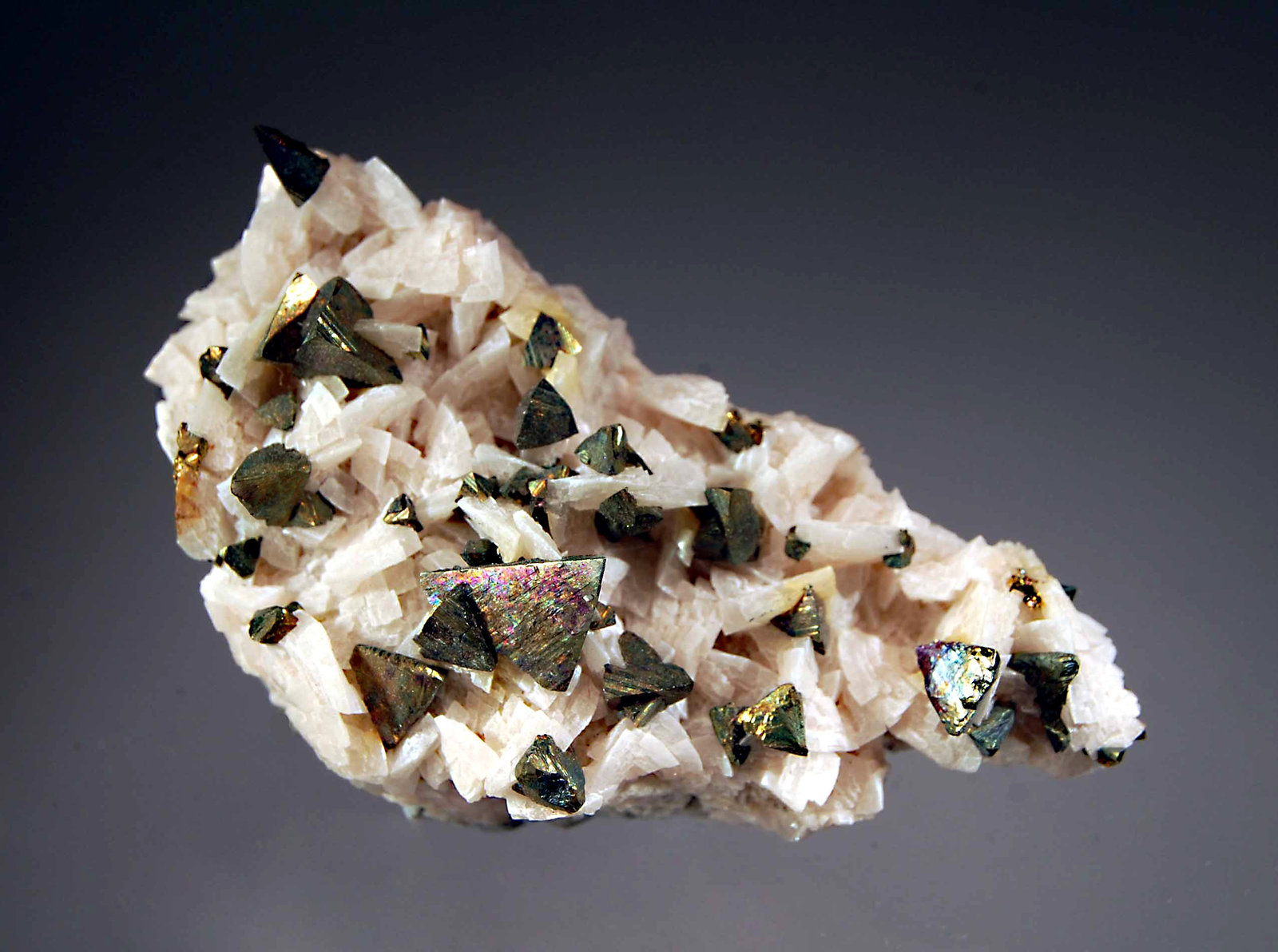 Chalcopyrite on dolomite
3.5 x 6.1 cm
(Autor: Michael Shaw)