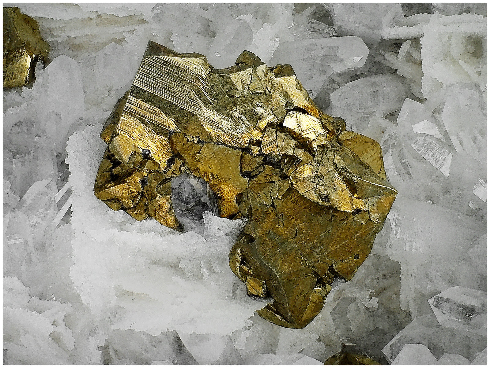Chalcopyrite, Quartz, Calcite
16 cm x 15 cm x 7 cm
(Autor: silvia)