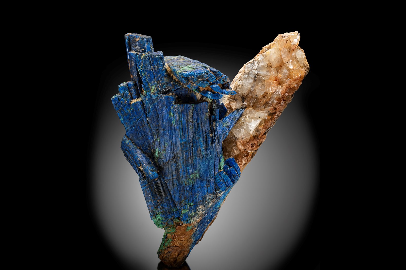 Chalcostibite with Azurite on Calcite
16 x 10 x 9 cm / main crystal: 10.7 cm.
(Autor: MIM Museum)