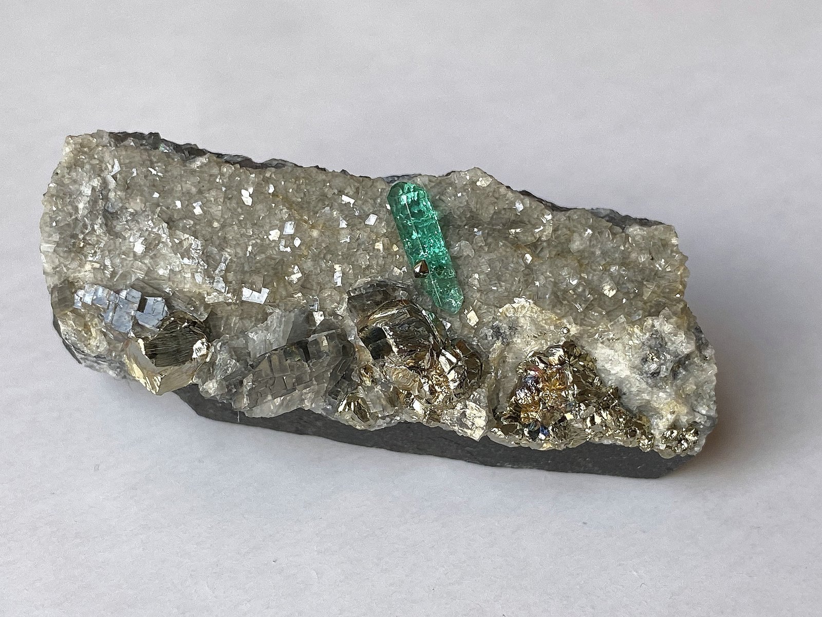 Beryl (variety emerald), Calcite, Dolomite, Albite (var. Cleavelandite), Pyrite
46x20x21 mm, xl=9 mm
(Autor: Fiebre Verde)