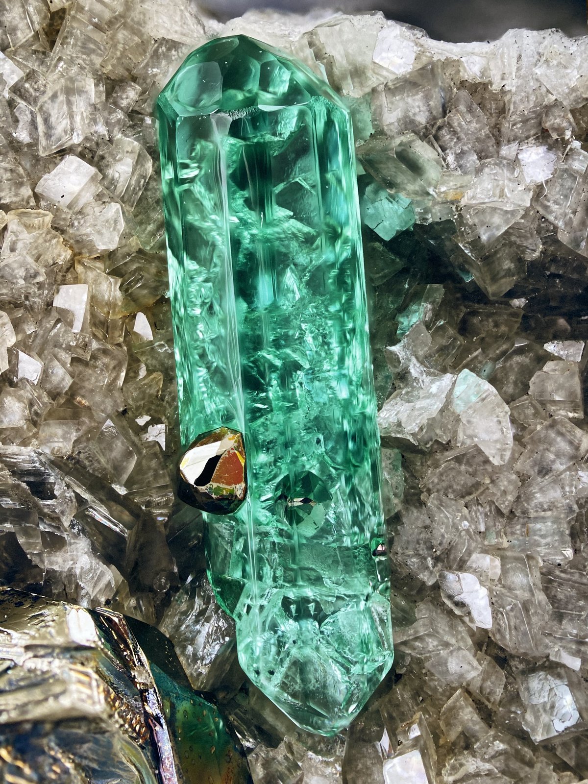 Beryl (variety emerald), Calcite, Dolomite, Albite (var. Cleavelandite), Pyrite
46x20x21 mm, xl=9 mm
(Autor: Fiebre Verde)