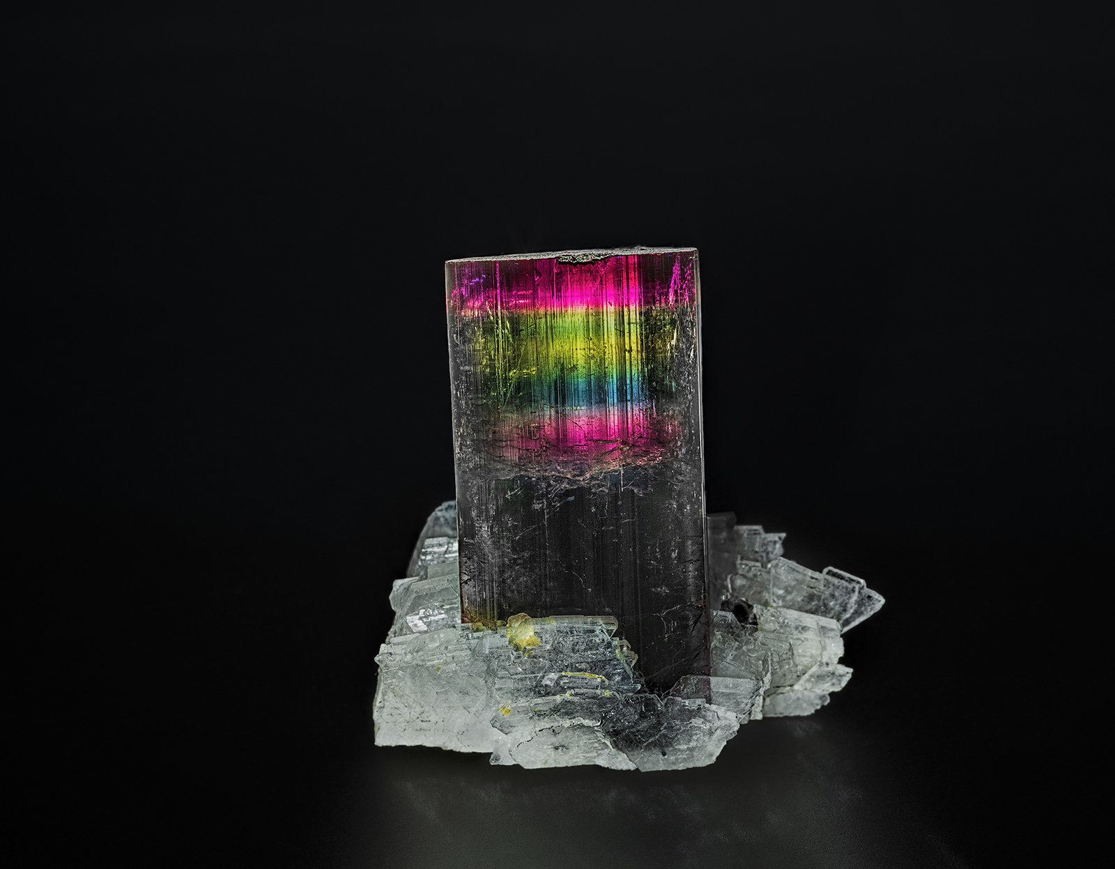 Elbaite, Albite
3.6 x 3.4 cm
(Autor: am mizunaka)