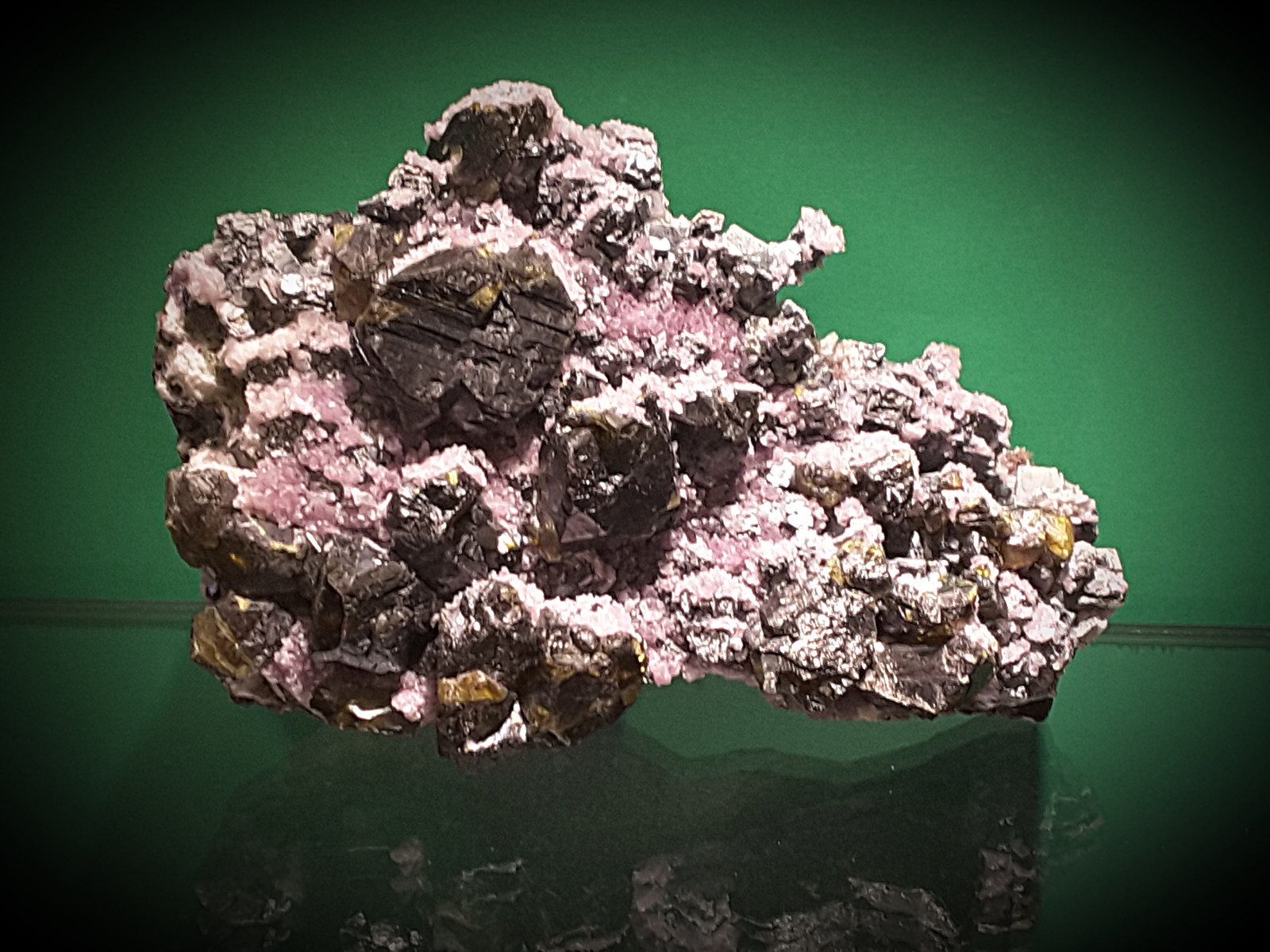 Sphalerite, Galena, Quartz (var Amethyst)
15x10 cm
(Autor: chris)