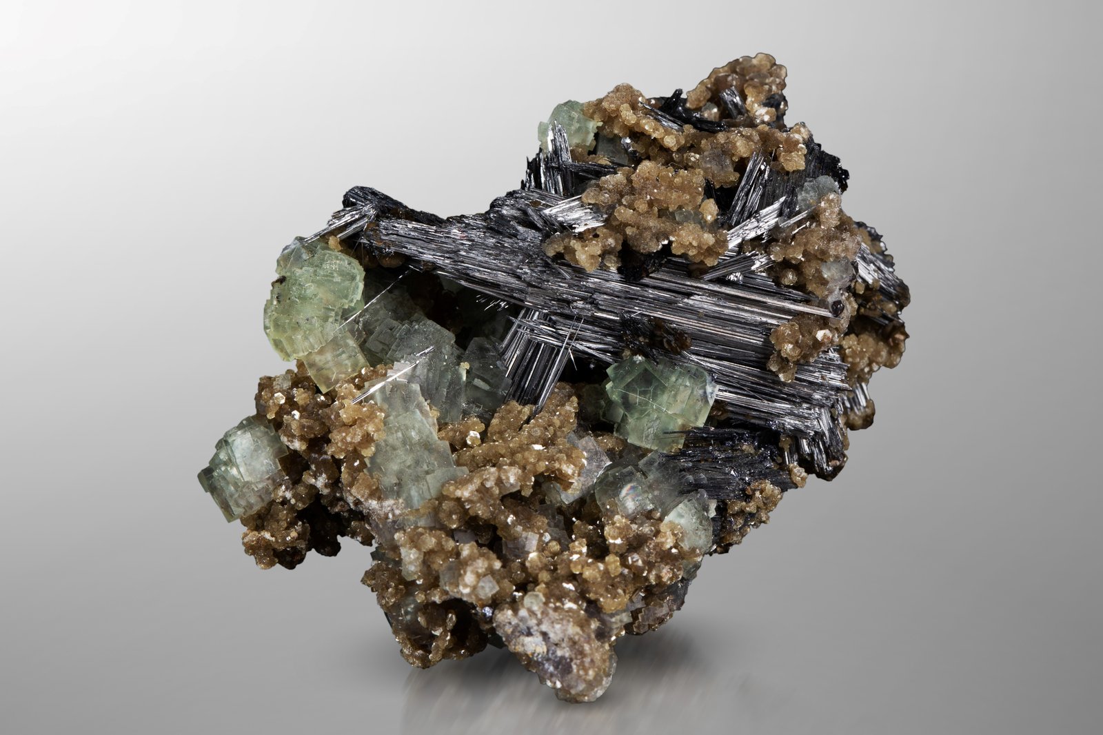 Cosalite with Muscovite and Fluorite
5 x 4 x 3 cm / main crystal: 3.3 cm
(Autor: MIM Museum)