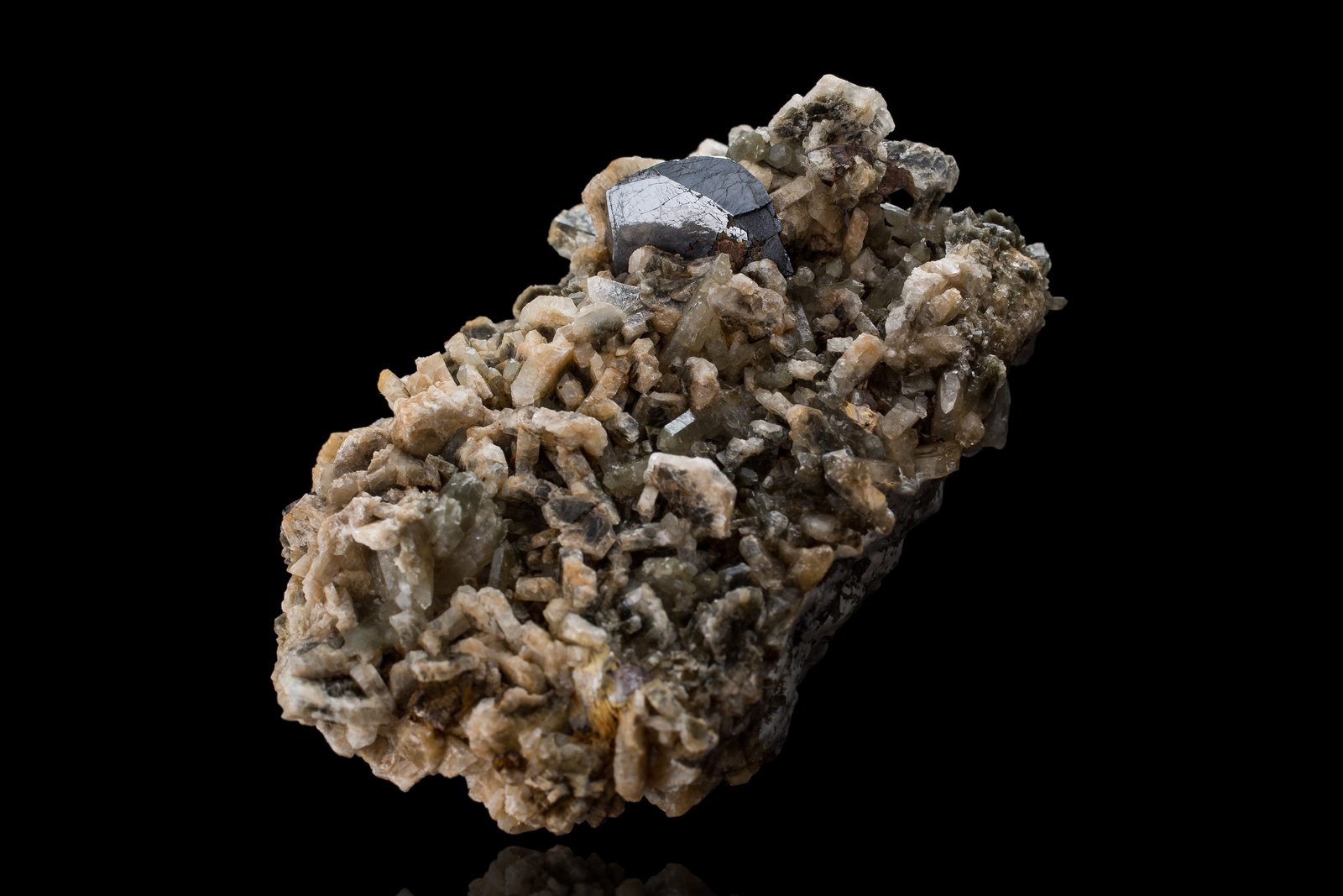 Crichtonite on Feldspar (Group)
6 x 2 x 4 cm / main crystal: 1.4 cm.
(Autor: MIM Museum)