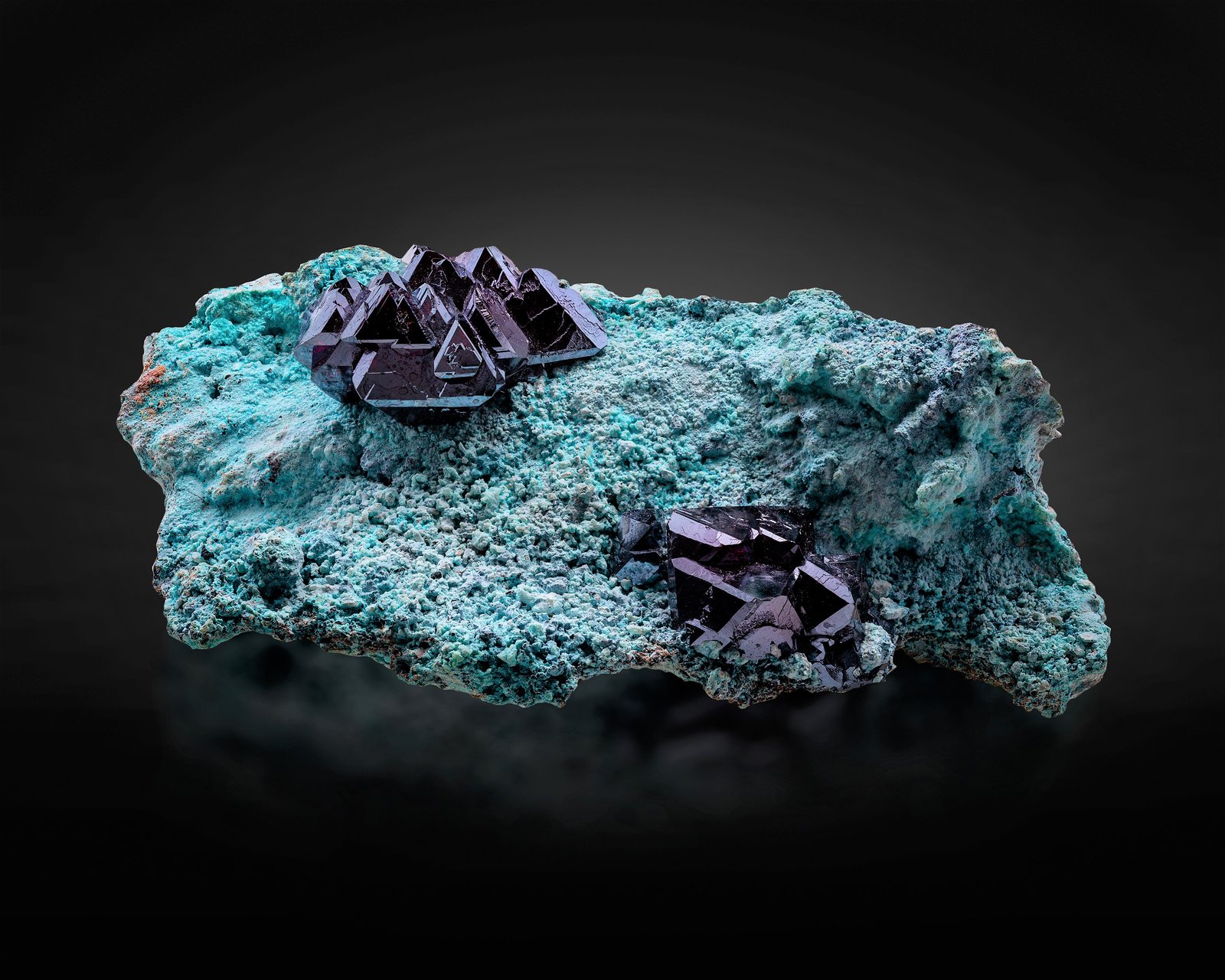 Cuprite on Chrysocolla
11.5 x 6 x 4 cm / main crystal: 2.3 cm.
(Autor: MIM Museum)