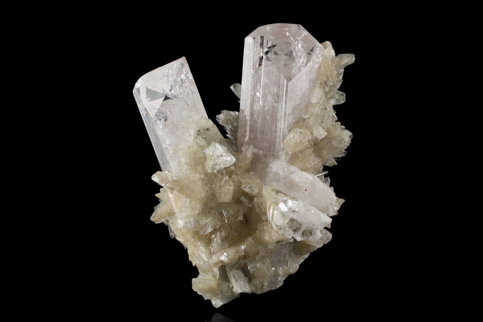 Danburite with Calcite
10.5 x 6.5 x 10 cm / main crystal: 10 cm
(Autor: MIM Museum)