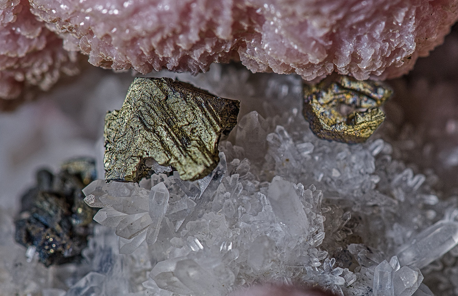 Sphaletite coated by Chalcopyrite with Rhodochrosite and Quartz
Main crystal size: 4.5 mm
(Autor: am mizunaka)