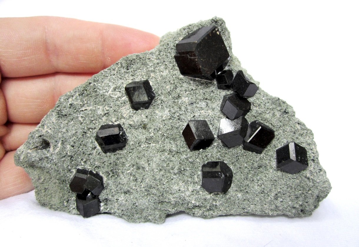 Andradite (var. Melanite)
Specimen size 10 cm
(Autor: Tobi)