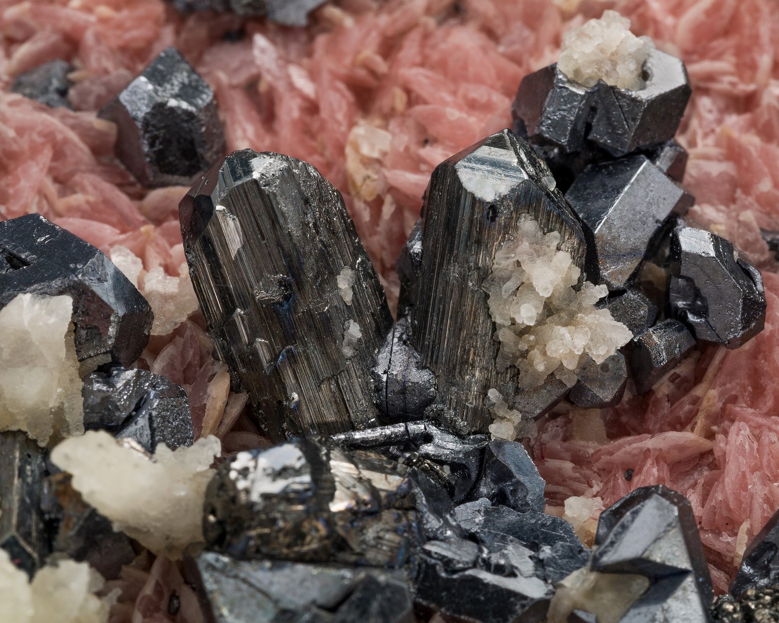 Diaphorite on Rhodochrosite and with Galena
11 x 9.5 x 4.5 cm / main crystal: 1.3 cm
(Autor: MIM Museum)