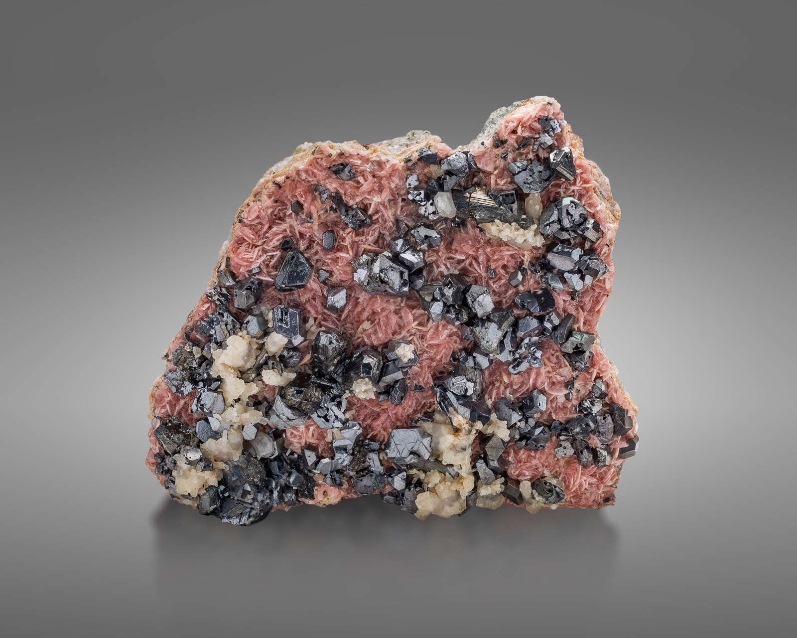 Diaphorite on Rhodochrosite and with Galena
11 x 9.5 x 4.5 cm / main crystal: 1.3 cm
(Autor: MIM Museum)