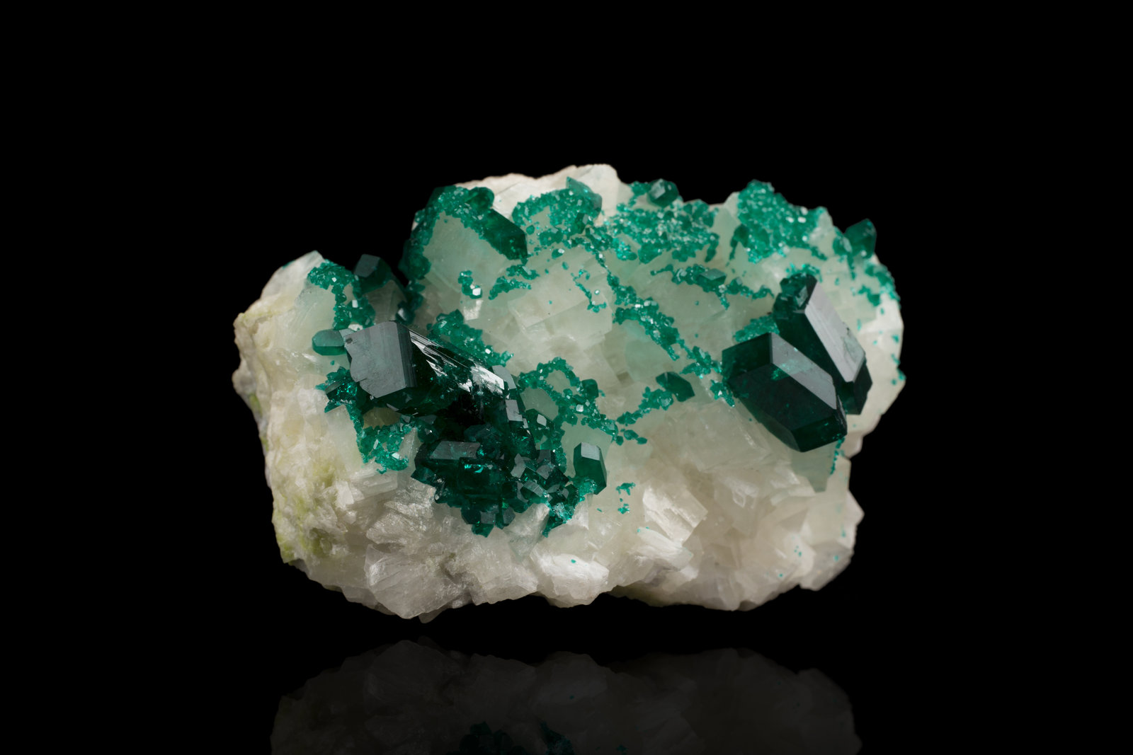 Dioptase on Calcite
6 x 4.5 x 3.5 cm / main crystal: 1.6 cm
(Autor: MIM Museum)