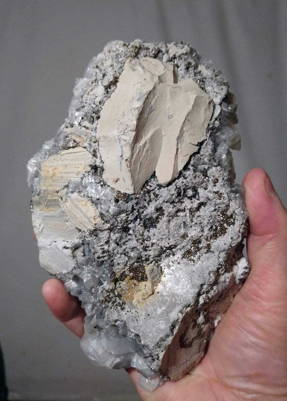 Dolomite, Calcite, Pyrite
19 x 11 x 8 cm
(Autor: Bergur_E_Sigurdarson)