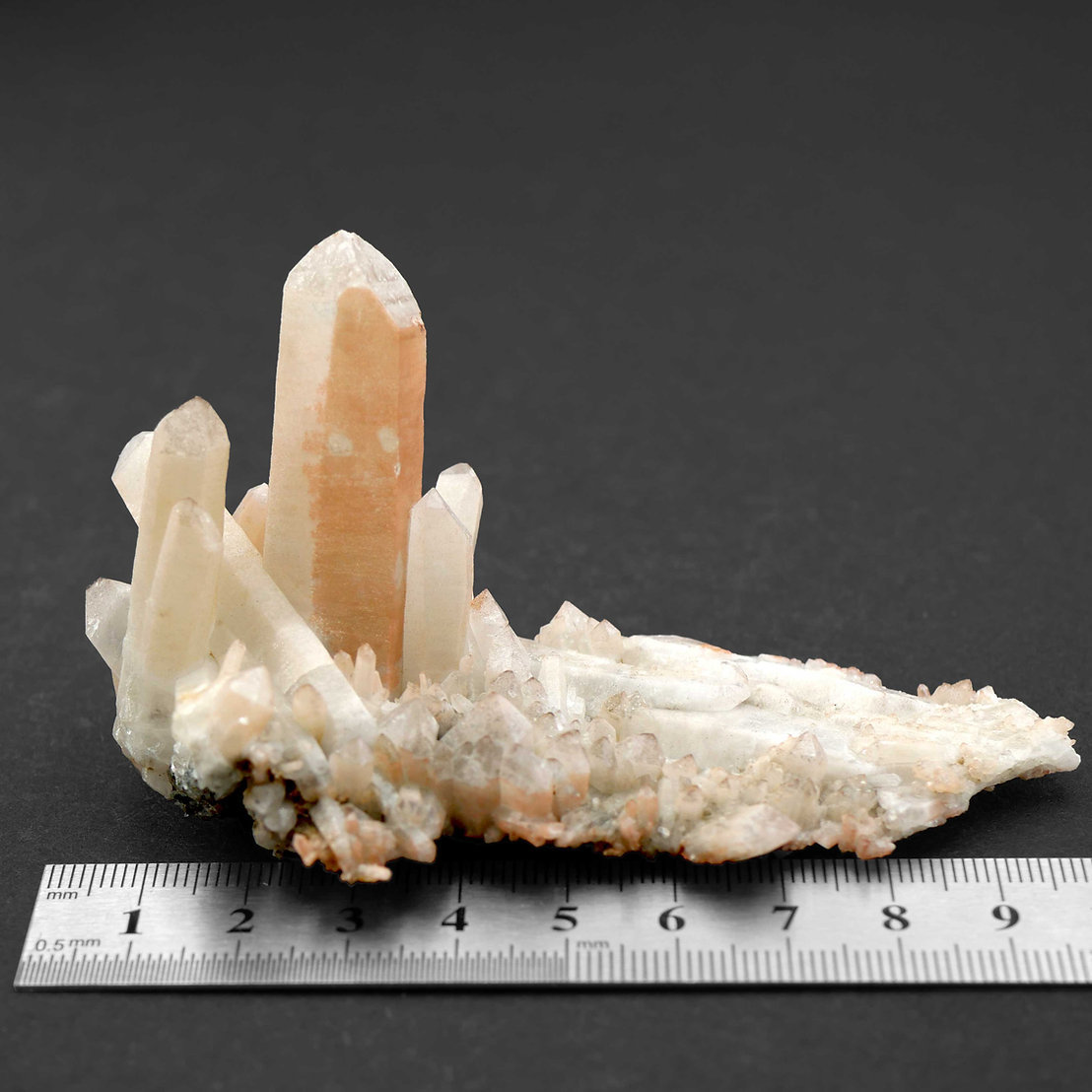Quartz, hematite
Specimen size 10 cm, largest quartz crystal 5 cm
(Autor: Tobi)