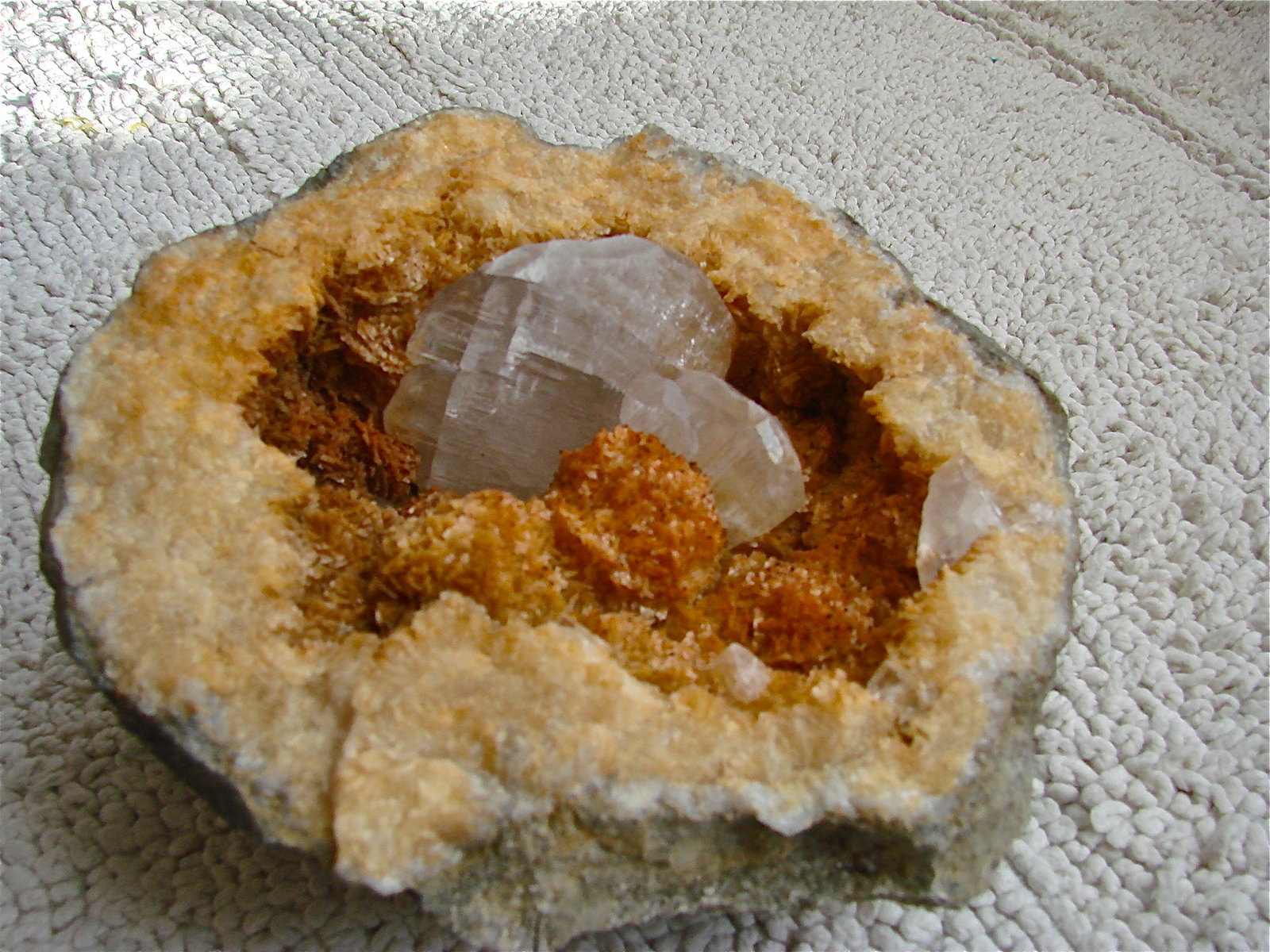 Calcite on Dolomite
geode cavity is about 13 cm, largest calcite is 5.5 cm
(Autor: Bob Harman)