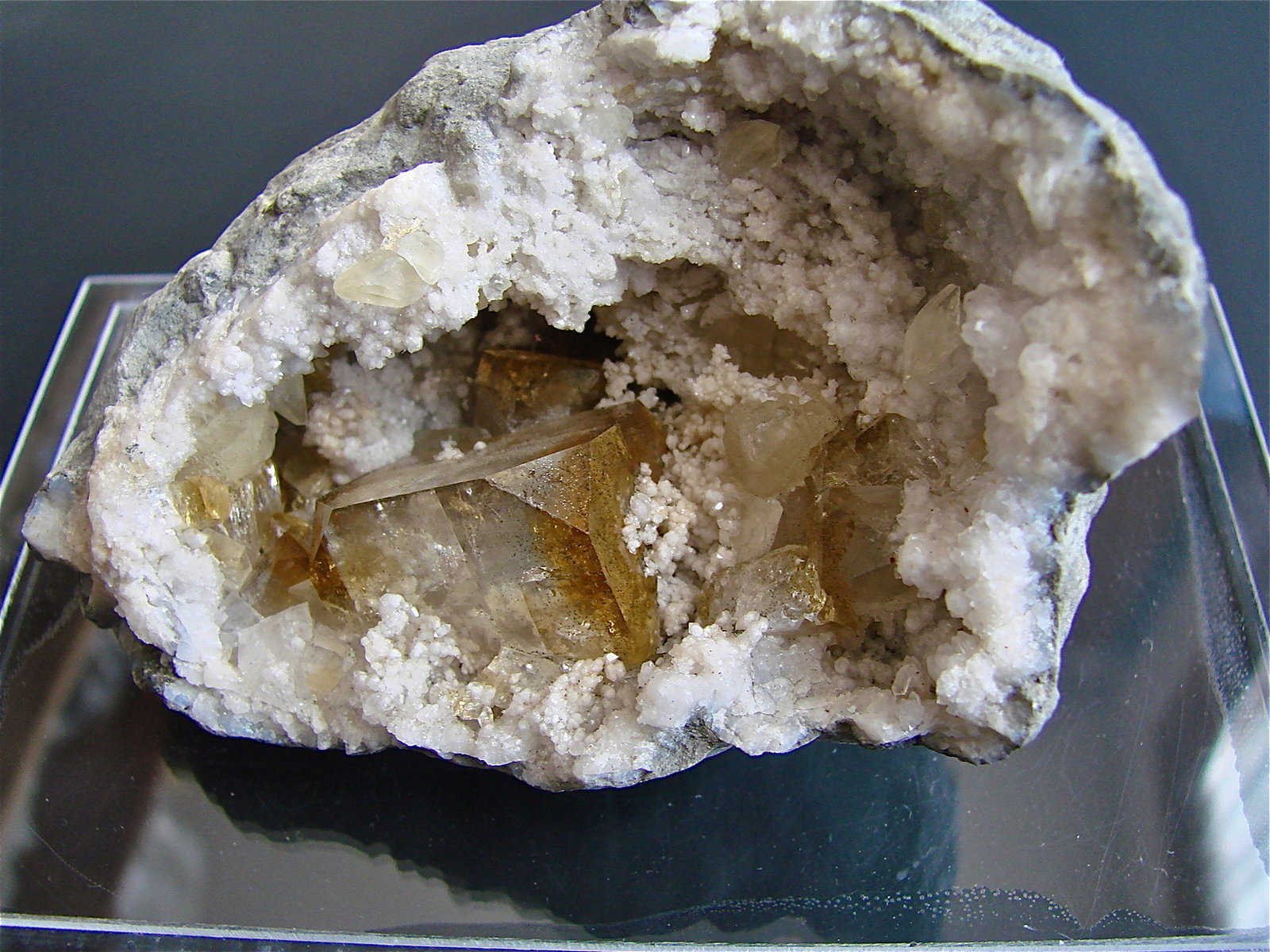 Celestine and minor Calcite on Quartz
geode is 6.5 cm and the celestine is 2.5 cm
(Autor: Bob Harman)