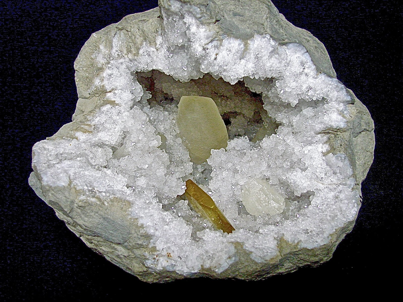 Barite and Calcite on Quartz
geode is 21 cm    calcite is 8 cm     barite is 4.7 cm
(Autor: Bob Harman)