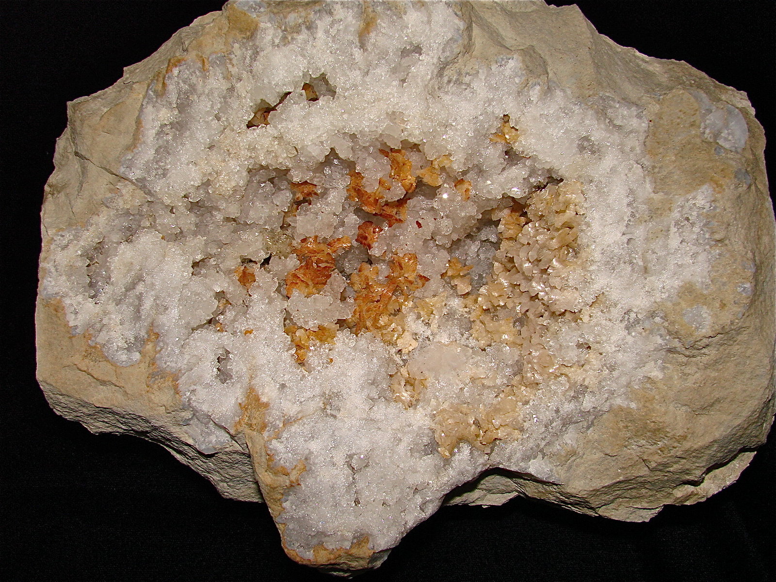 Dolomite on Quartz
geode cavity is about 15 cm
(Autor: Bob Harman)
