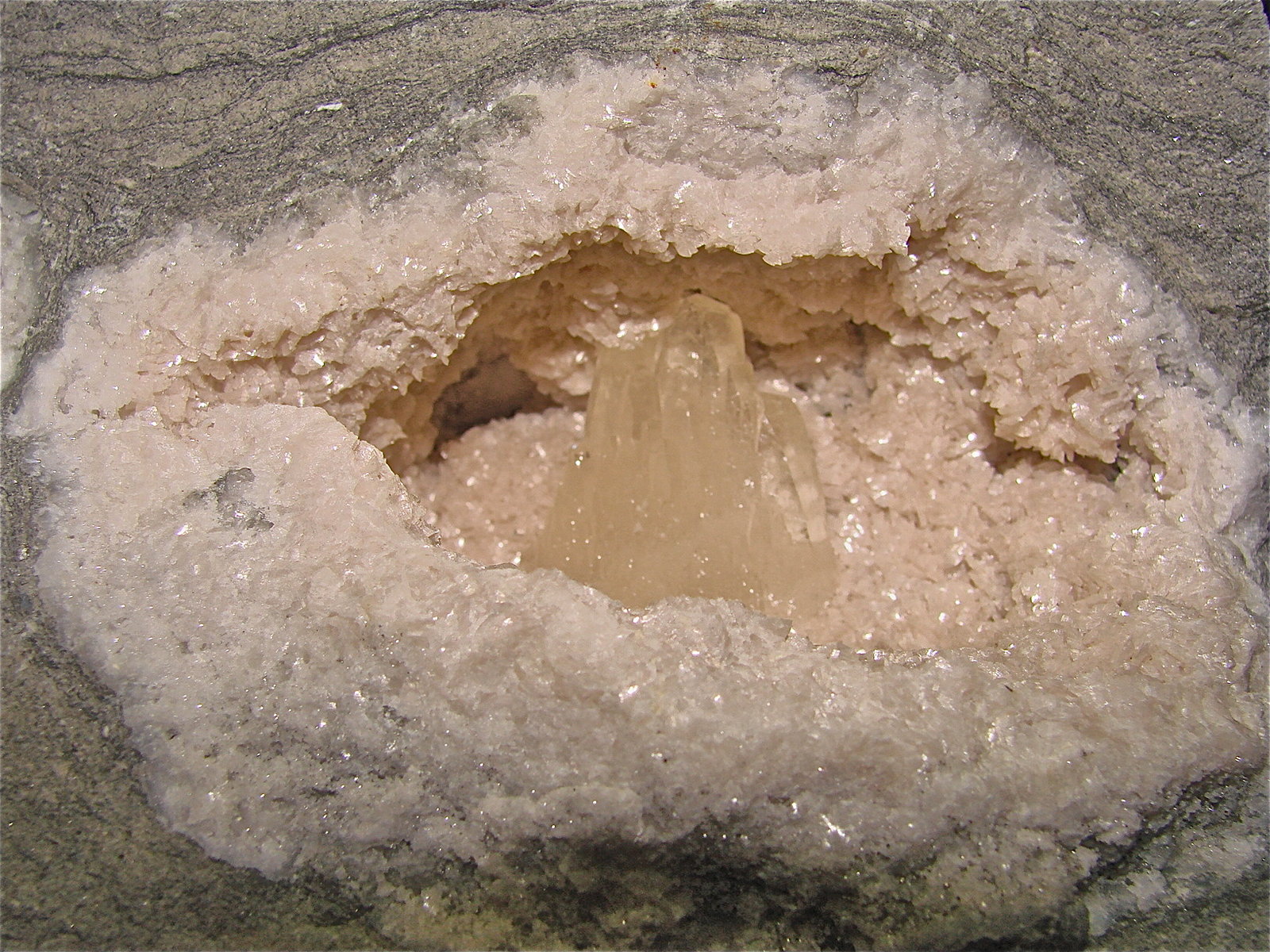 Calcite on Dolomite
geode cavity 9 x 5 cm, the calcite is 3.5 cm
(Autor: Bob Harman)