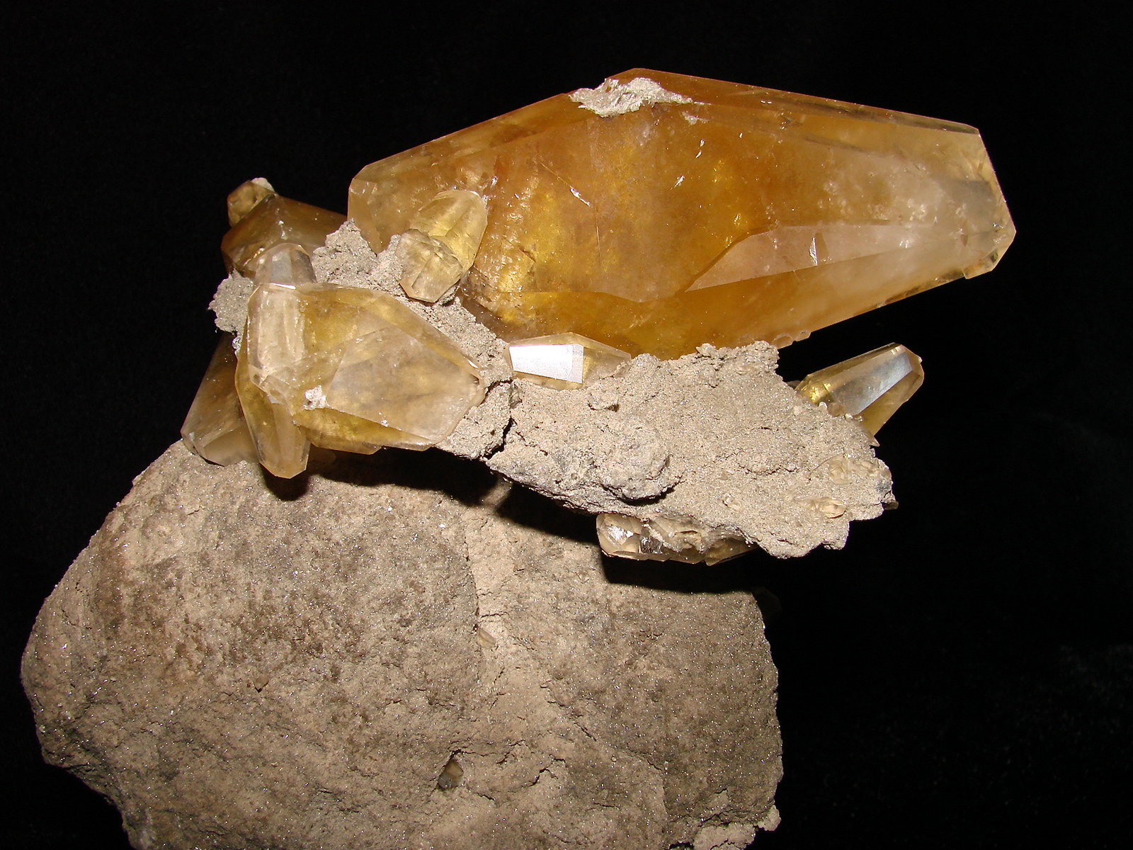 calcite on matrix
Largest calcite is 10 cm
(Autor: Bob Harman)