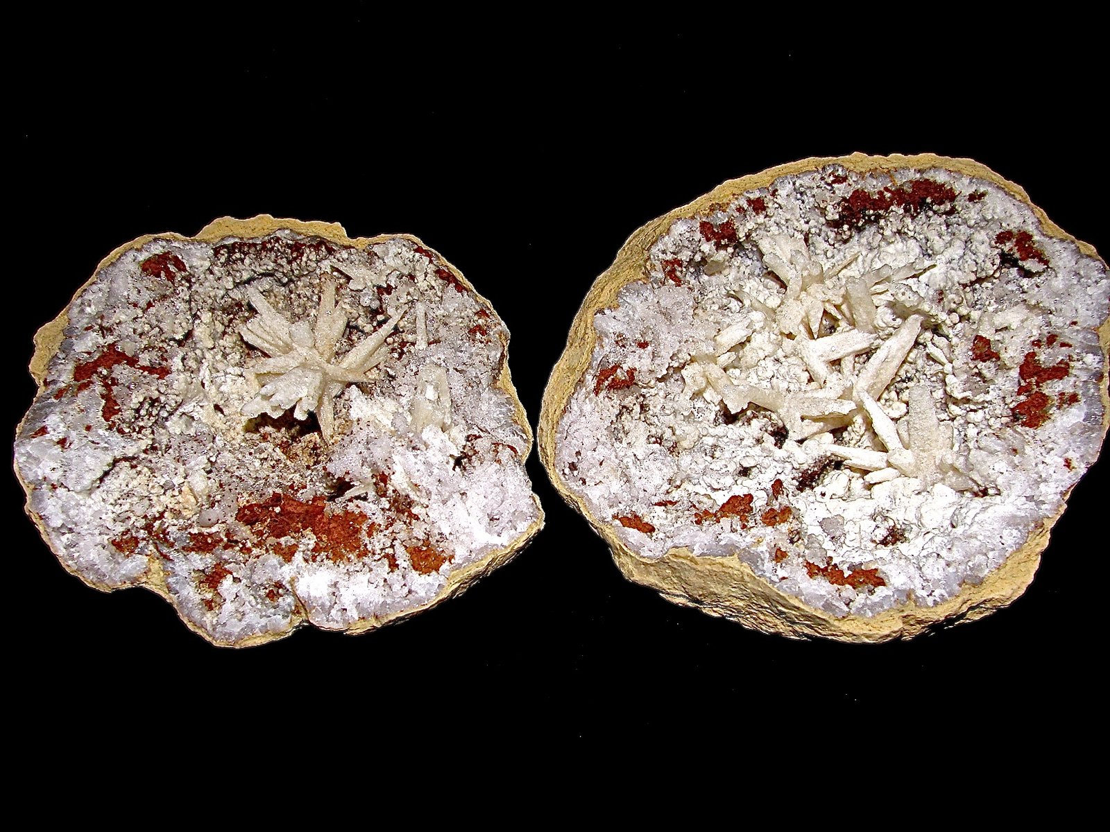 Aragonite and Dolomite (variety ferroan dolomite) on Quartz
geode is 11cm in diameter.   The aragonite sprays range from  2cm to 3.5cm
(Autor: Bob Harman)