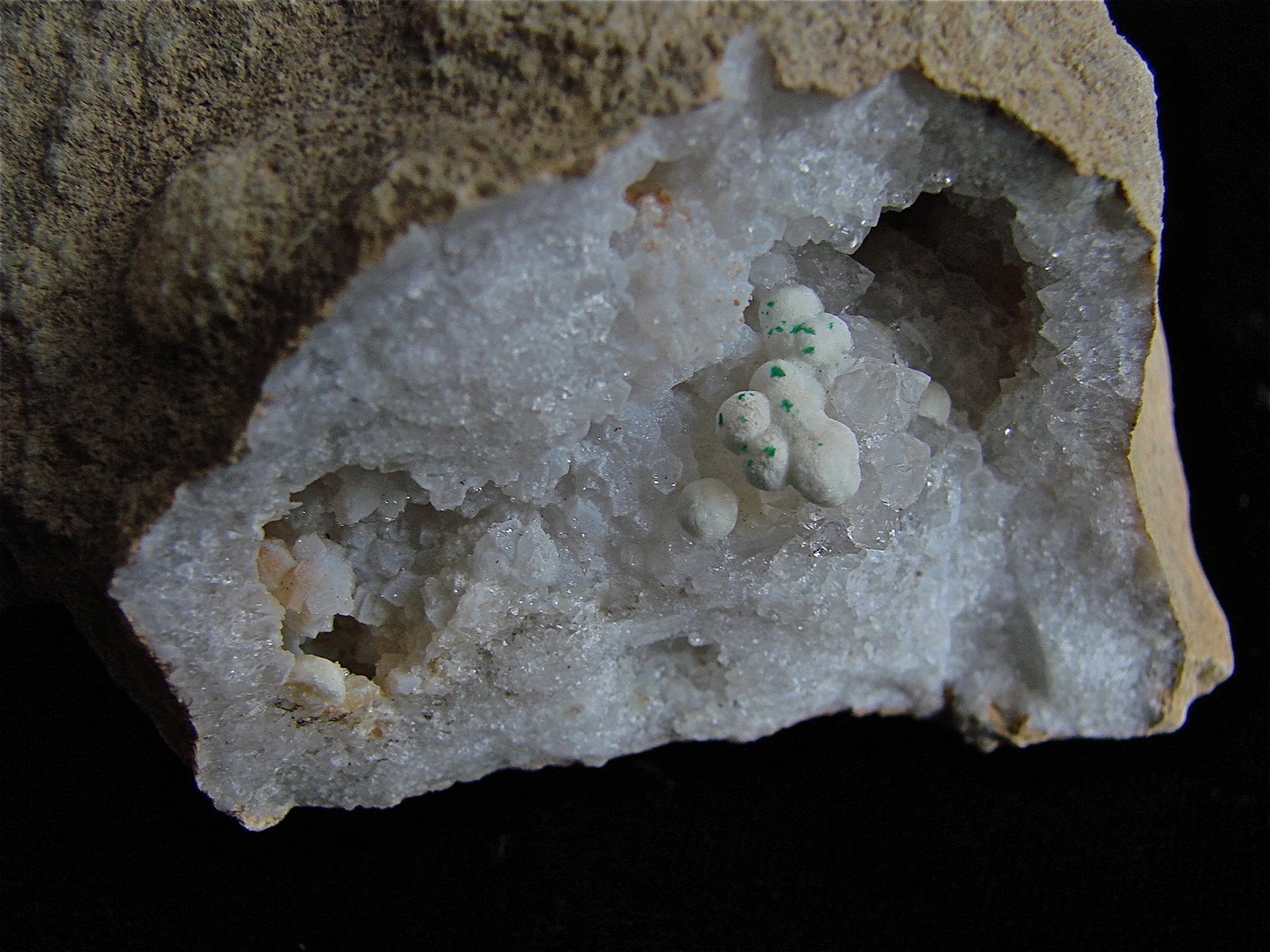 Malachite on Calcite on Quartz
calcites are 3 mm,  malachites are 1 mm
(Autor: Bob Harman)