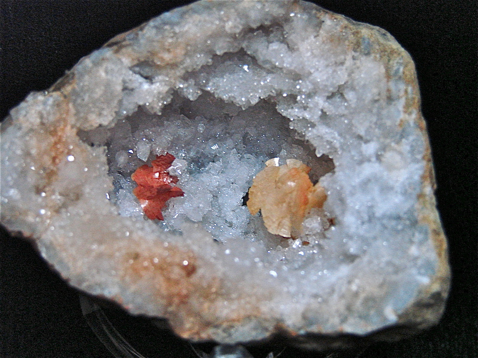 Dolomite on Quartz
Geode cavity is 4 cm
(Autor: Bob Harman)