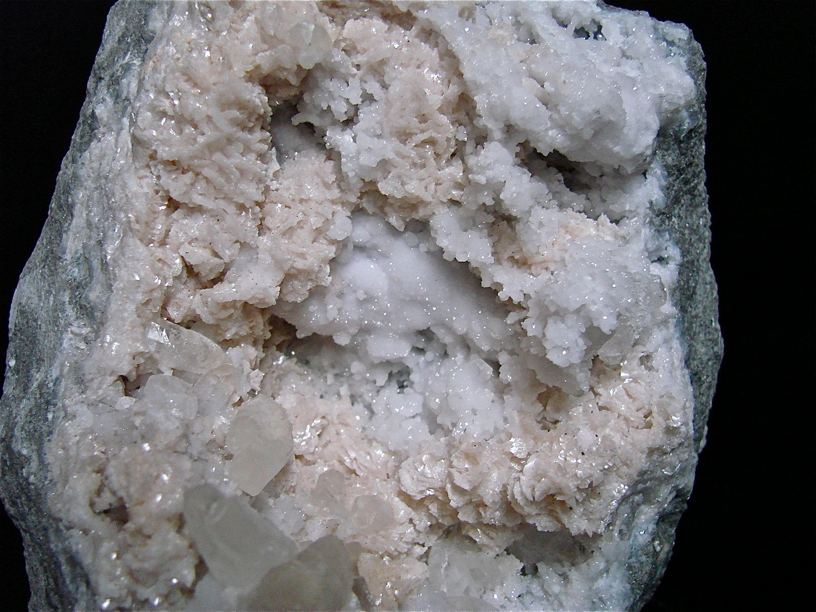 Dolomite and Calcite on Quartz
15 cm x 10 cm, the largest calcites are about 2 cm
(Autor: Bob Harman)