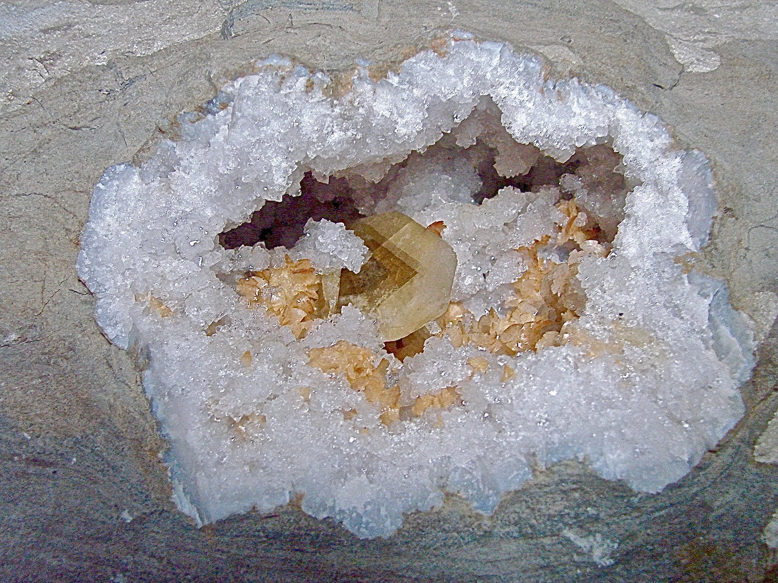 Barite and Dolomite on Quartz
geode cavity is 13 cm x 10 cm. barite crystal is 5 cm and dolomite groupings are up to 4.5 cm
(Autor: Bob Harman)