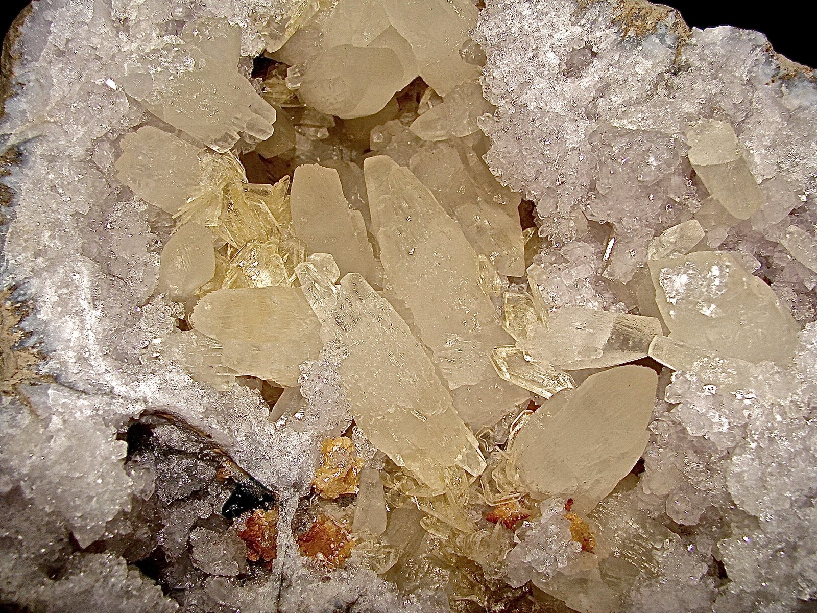 Calcite, Dolomite, Barite and Sphalerite on Quartz
the largest doubly terminated calcite is 7 cm
(Autor: Bob Harman)