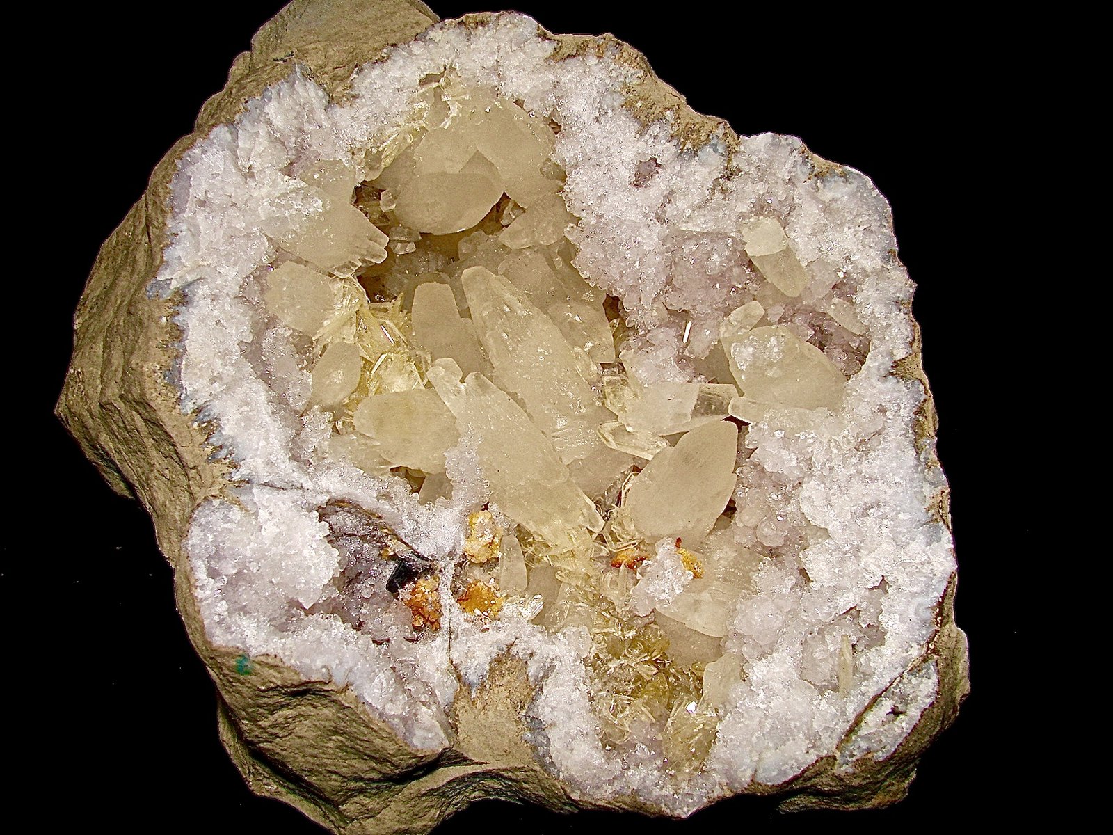 Calcite, Barite and Dolomite on Quartz
geode is 22 cm x 18 cm. The largest doubly terminated calcite (near the cavity center) is 7 cm
(Autor: Bob Harman)