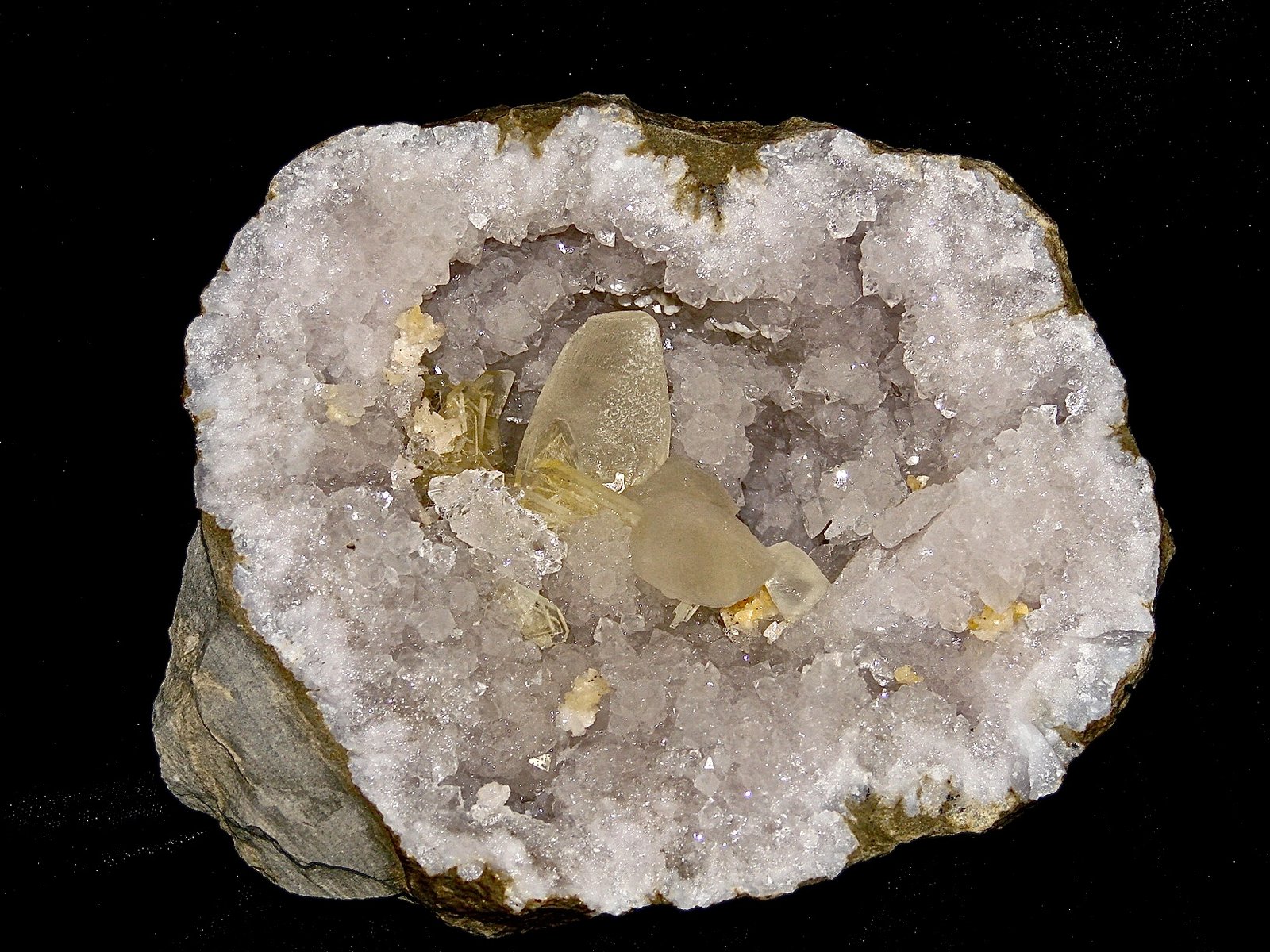 Barite and Calcite on Quartz and with Dolomite
geode cavity is 15 x 13 cm largest calcite is about 5 cm and the barites are about 2.5 cm
(Autor: Bob Harman)
