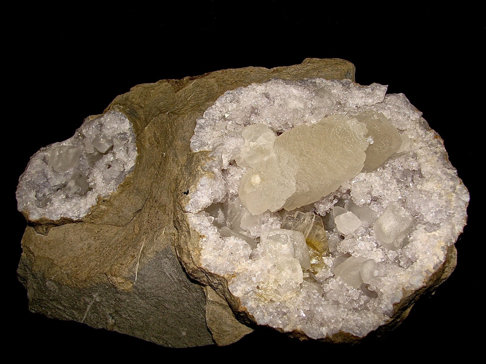 Calcite and Barite on Quartz
calcites up to 3.0 cm, barite up to 2.5 cm
(Autor: Bob Harman)
