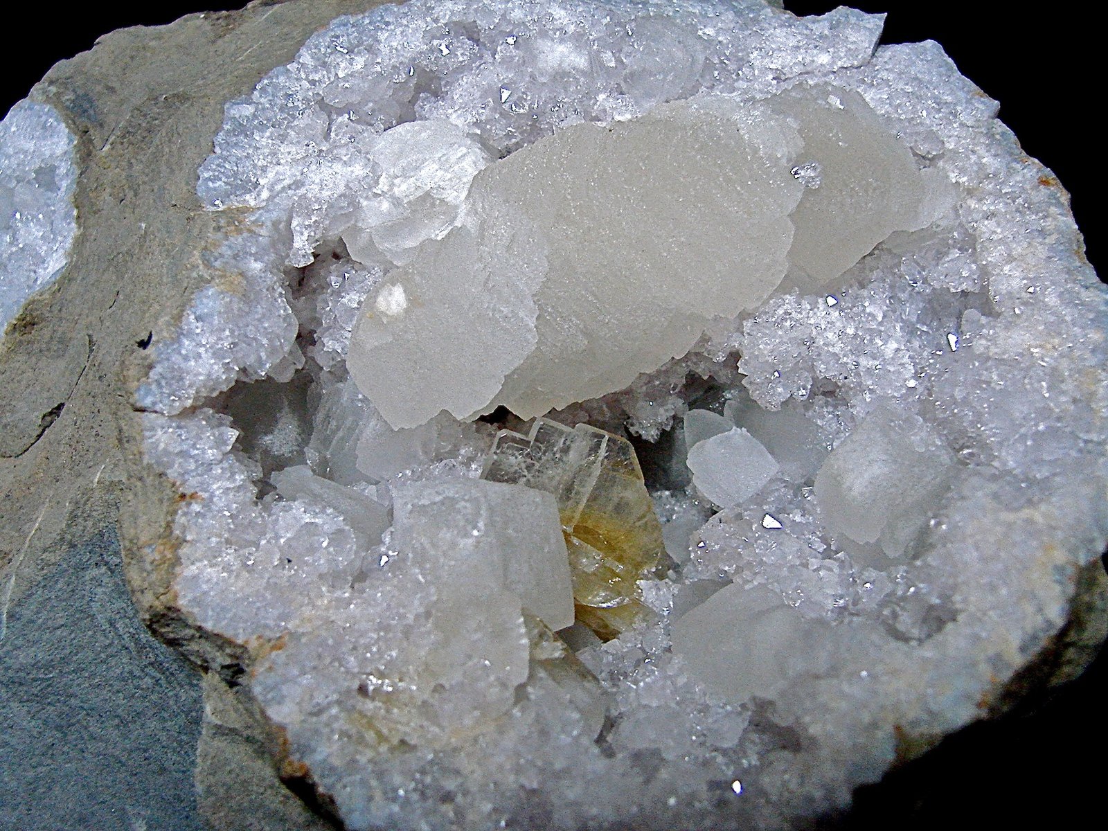 Calcite and Barite on Quartz
calcites up to 3.0 cm, barite up to 2.5 cm
(Autor: Bob Harman)