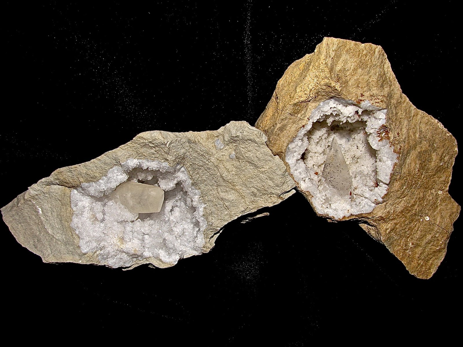 Calcite on Quartz
geodes 6.0 cm,  rhombohedral crystal 3.0 cm,  scalenohedral crystal 3.5 cm
(Autor: Bob Harman)