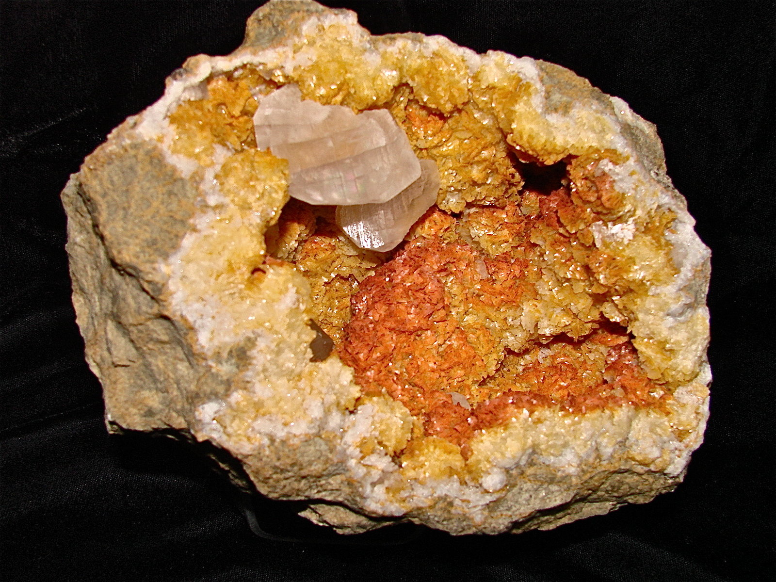 Calcites on Dolomite
Geode cavity is about 17 cm, Largest calcite is 3.7 cm
(Autor: Bob Harman)