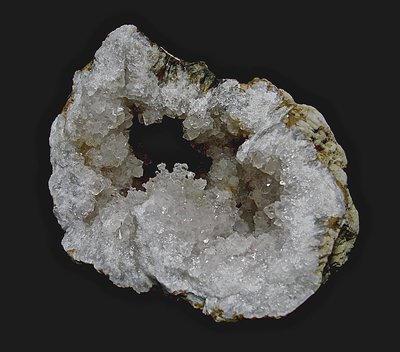 Opal (variety hyalite) on quartz
geode is 11  cm, the opal area is 2 cm
(Autor: Bob Harman)