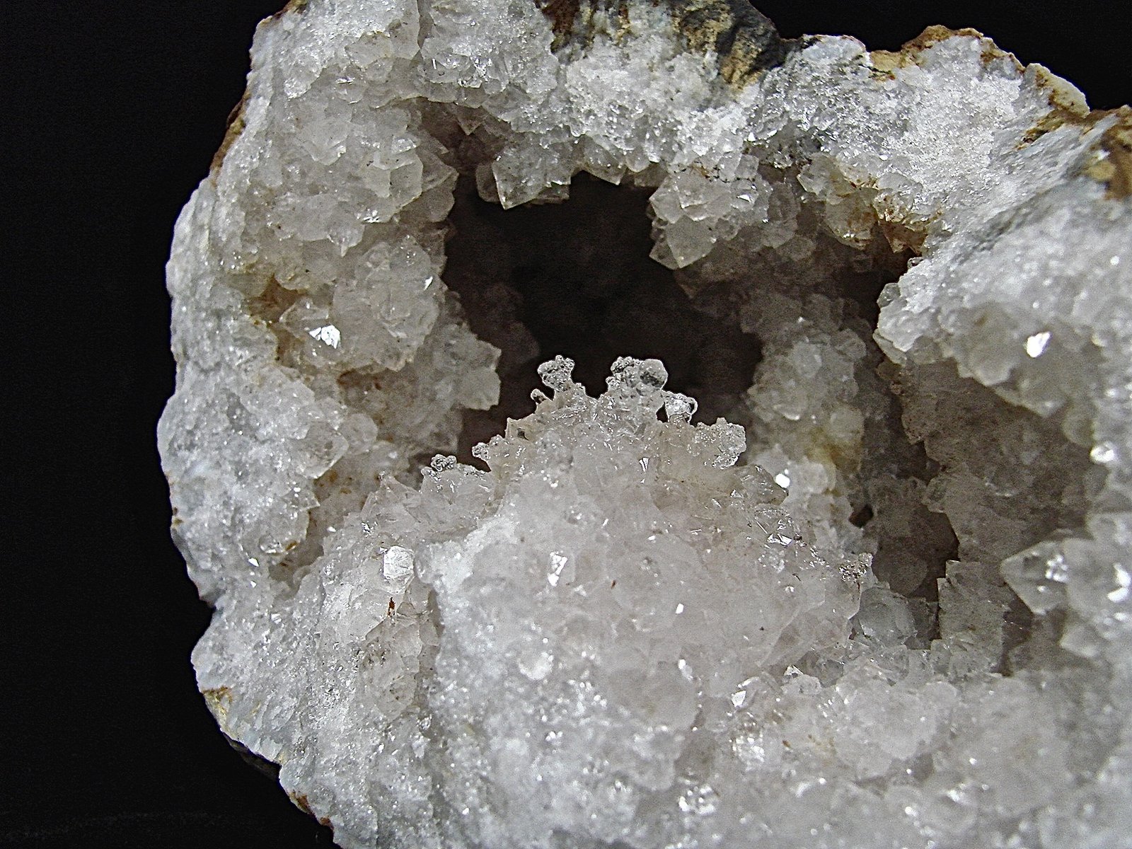 Opal (variety hyalite) on quartz
opal area is 2 cm
(Autor: Bob Harman)
