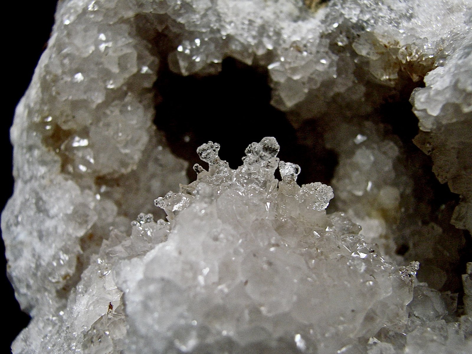 Opal (variety hyalite) on quartz
opal area is 2 cm
(Autor: Bob Harman)